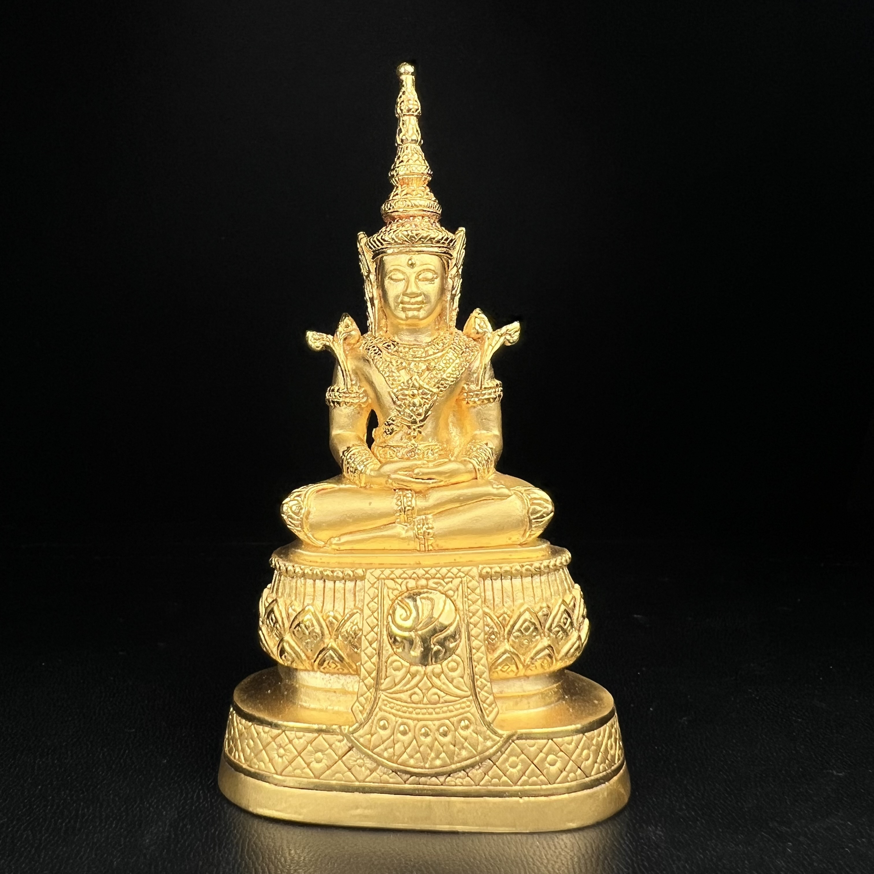 พระแก้วมรกต ภปร.(รุ่นแรก)ปี2545 รุ่นฉลองกรุงรัตนโกสินทร์ครบ 220 ปี หล่อลอยองค์ เนื้อทองคำบริสุทธิ์99.99% ขนาดบูชา 50*90 มม.(องค์หมายเลข ๗๘๙)(เลขมังกร 789 พลังแห่งความ มั่งคั่ง ร่ำรวย อำนาจ บารมี)สุดยอดมงคลแผ่นดินที่ควรเก็บรักษา บูชาเป็นมงคลชีวิต(หายากมาก)