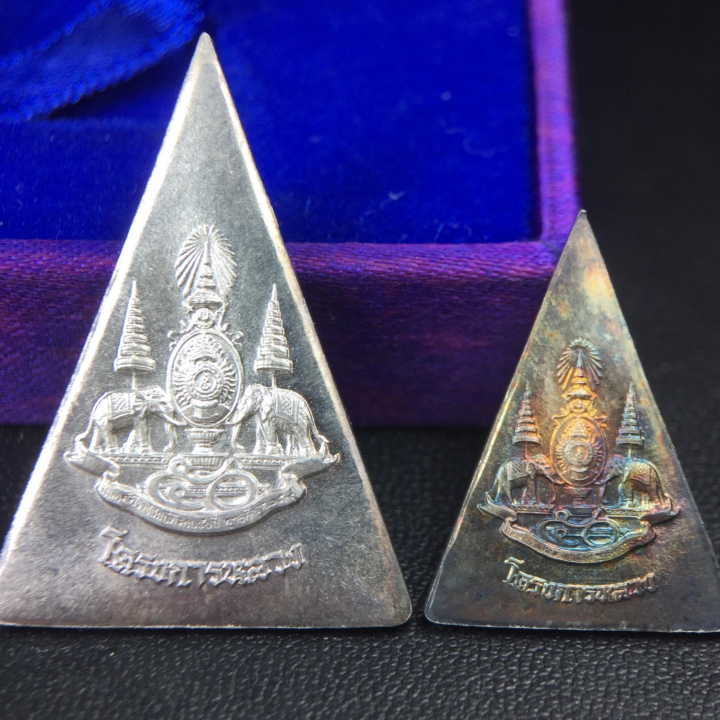 พระพุทธนวราชบพิตร พระพิมพ์จิตรลดา โครงการหลวง ปี2539 (พิมพ์ใหญ่+พิมพ์เล็ก) เนื้อเงินผิวเดิมขึ้นสีรุ่ง สวย แบบนิยมพร้อมกล่องบรรจุเดิม พิธีใหญ่ ปลุกเสกวัดพระแก้ว(1ชุด 2 องค์)