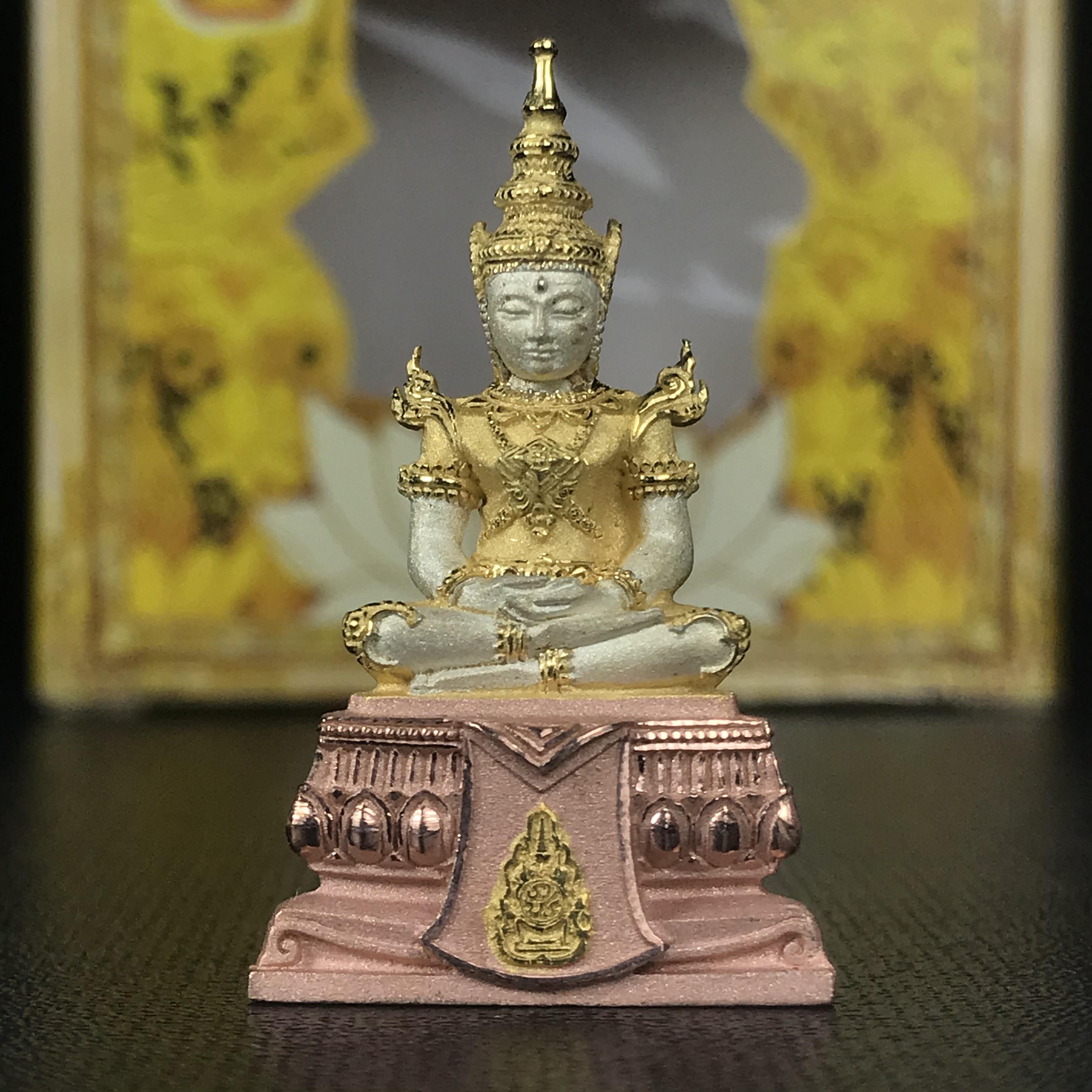 พระแก้วมรกต(จำลอง)ลอยองค์ ขนาดหน้าตัก 1/2 นิ้ว ทรงเครื่องฤดูร้อน เนื้อเงินสามกษัตริย์ ตราสัญลักษณ์ฉลองสิริราชสมบัติ ครบ 60 ปี พ.ศ.2549(สภาพสวย ครบ สมบูรณ์))