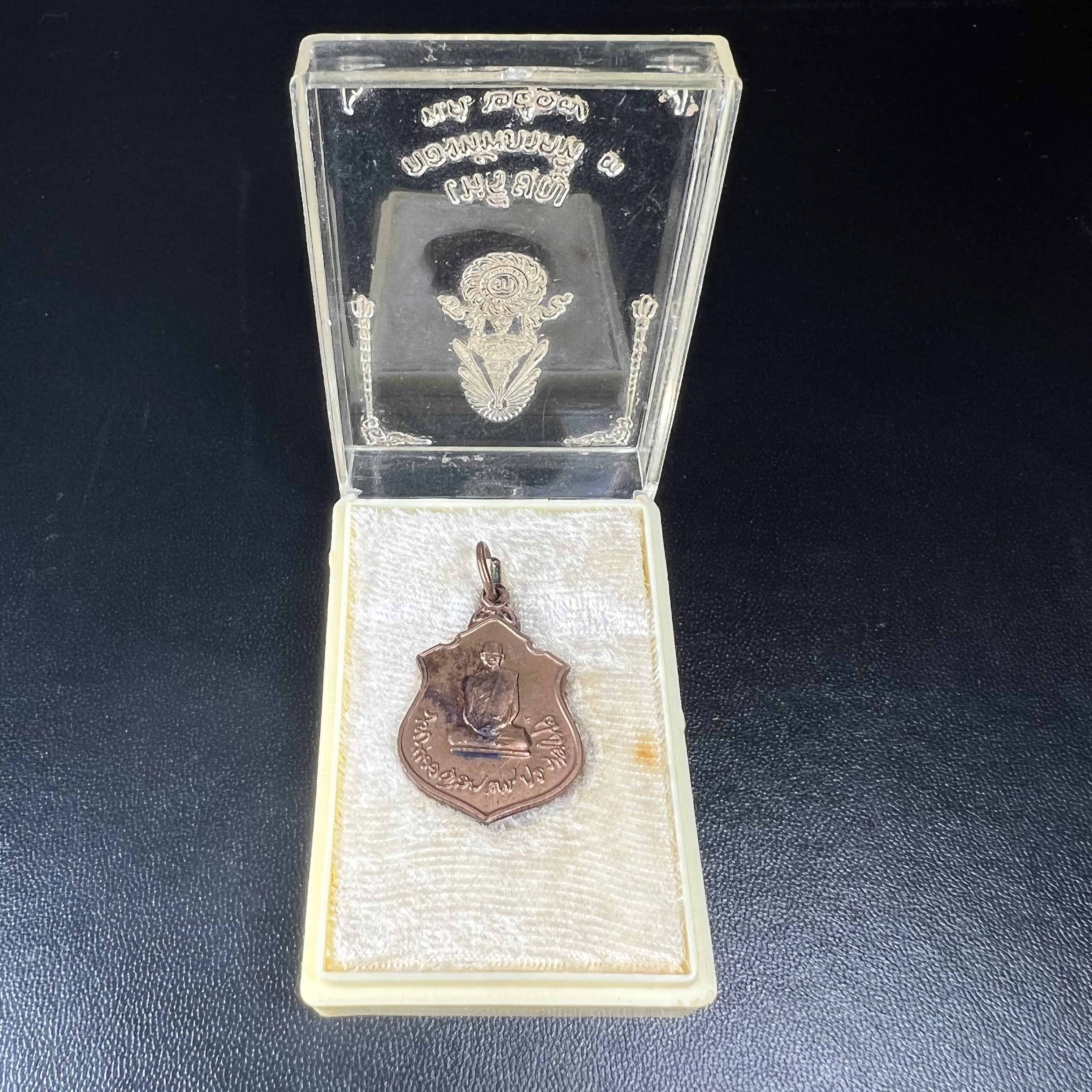 เหรียญในหลวงทรงผนวช-พระพุทธชินราช กองทัพภาคที่3จัดสร้าง ปี2517 เนื้อนวโลหะกล่องเดิม(สภาพคัดสวย)(หายาก)(ในหลวง ร.9 เสด็จในพิธี)(1ใน5000เหรียญ))