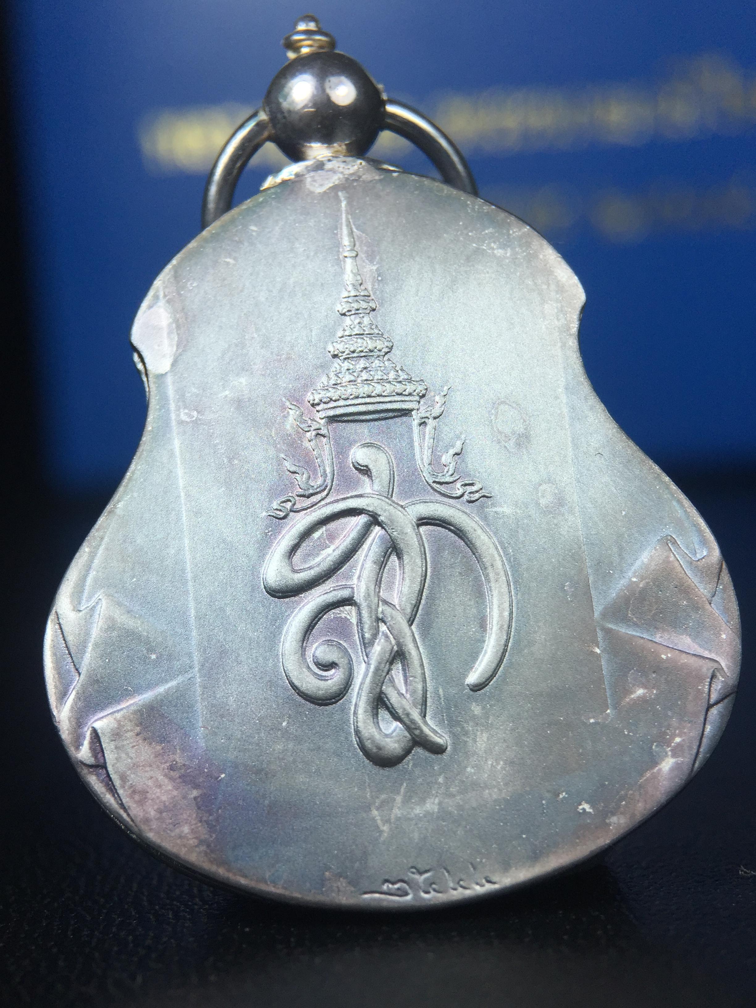 เหรียญหลวงปู่ทวด พระนามาภิไธย สก. แบบงานฉลุโบราณ(HAND MADE) ปี 2544 เนื้อเงิน(ผิวเดิมขึ้นสีรุ้งธรรมชาติสวยมาก) พิธีปลุกเสก ณ อุโบสถวัดช้างให้ และ พิธีมังคลาภิเษก ณ พระอุโบสถ วัดพระศรีรัตนศาสดาราม(วัดพระแก้ว) (1 ใน 2000 เหรียญ)พบเจอน้อยหายากมาก