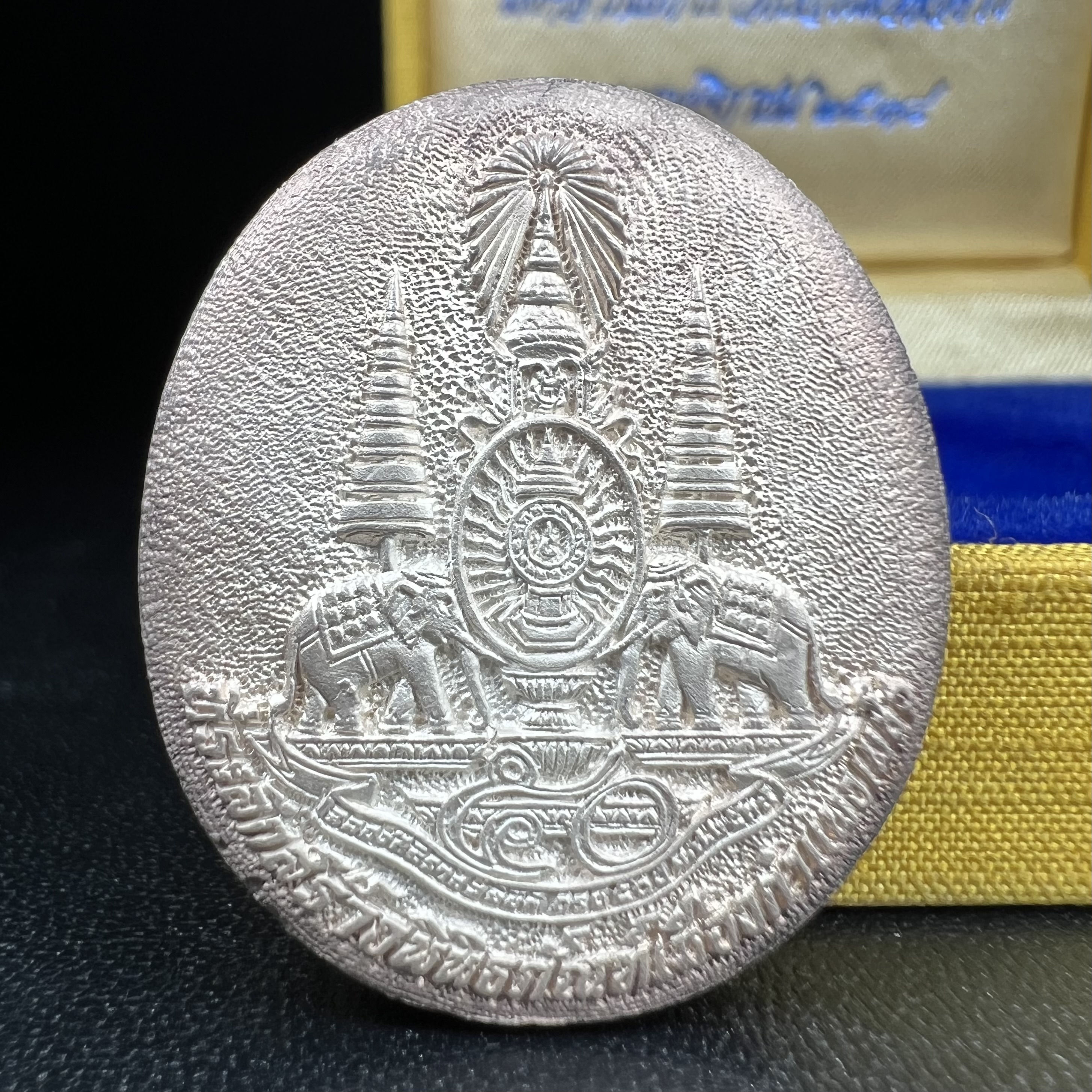 เหรียญรูปเหมือนพระญาณวิทยาคมเถร (หลวงพ่อคูณ ปริสุทโธ)ชุดกาญจนาภิเษกครองราชย์ครบ 50 ปี เนื้อเงิน วัดบวรนิเวศวิหาร ปี พ.ศ. 2538(จัดสร้างได้เหมือนหลวงพ่อคูณมาก มีรายละเอียดและความคมชัดสูง ลูกศิษย์ท่านไม่ควรพลาด วิจิตรศิลป์และพุทธศิลป์งดงาม)พิธีใหญ่