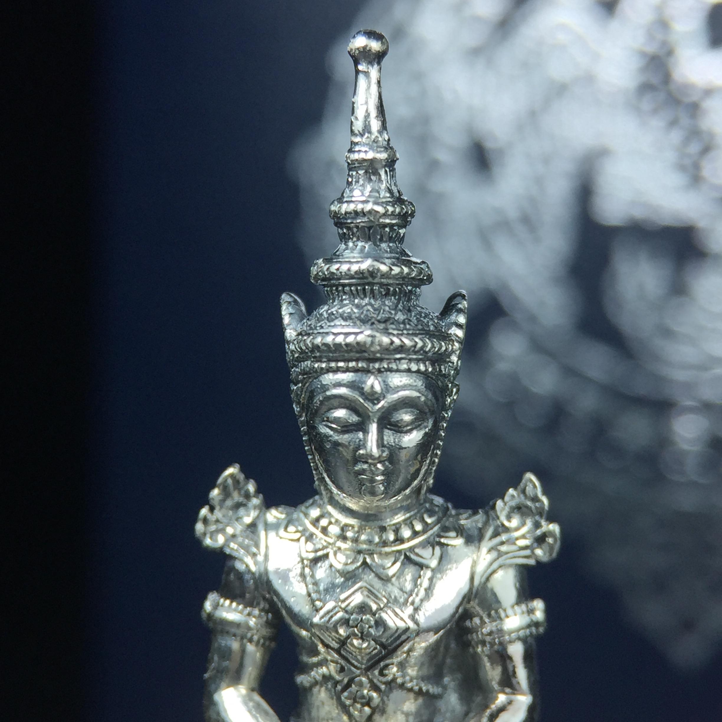 พระแก้วมรกต กรมสรรพสามิตจัดสร้างขึ้นเนื่องในโอกาสครบรอบ 64 ปีของกรมสรรพสามิต และเนื่องในวโรกาสที่พระบาทสมเด็จพระเจ้าอยู่หัวทรงครองราชย์ครบ 50 ปีในปีกาญจนาภิเษก เมื่อ พ.ศ.2539 เนื้อเงินรมดำขัดเงาพร้อมกล่องบรรจุเดิม