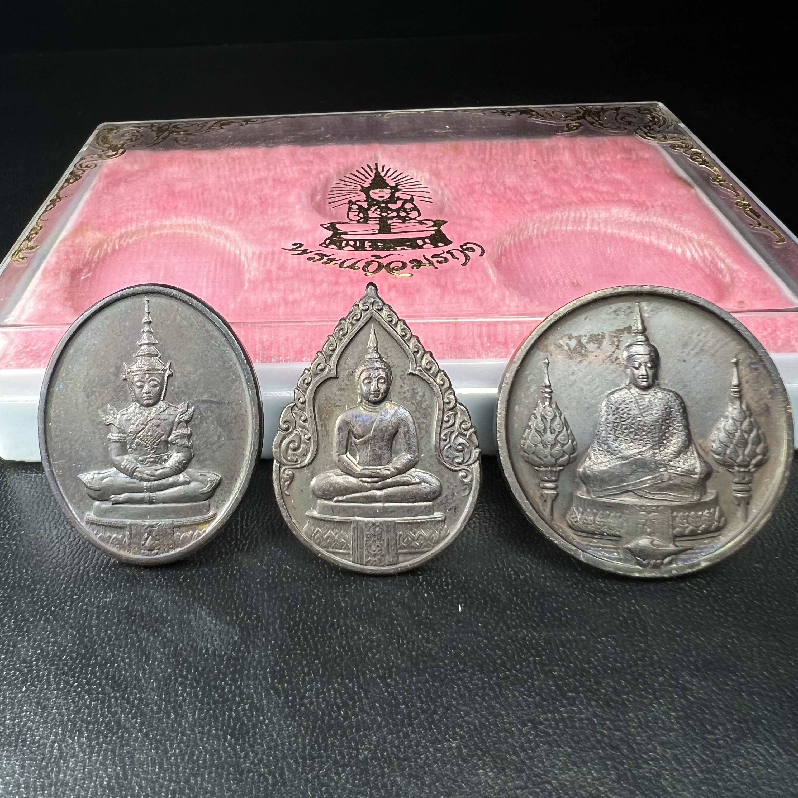 เหรียญพระแก้วมรกตหลัง ภปร. ฉลองกรุงรัตนโกสินทร์ครบ 200 ปี พ.ศ.2525 เนื้อทองแดงกล่องบรรจุเดิมครบ3พิมพ์(บล็อกพระราชศรัธา)(ในหลวงรัชกาลที่9 เสด็จในพิธี)
