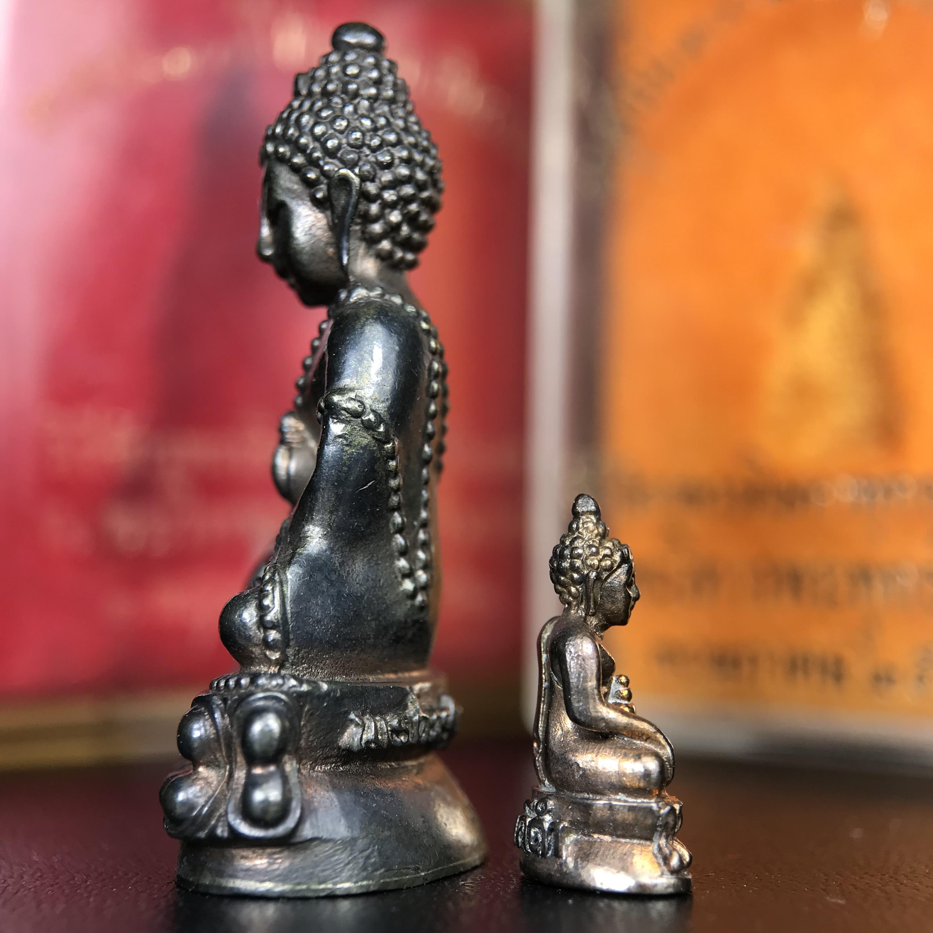 พระกริ่งนเรศวรพระองค์ดำ + พระชัยวัฒน์พระองค์ดำ อนุสรณ์ 100 ปี พิษณุโลกพิทยาคม (โรงเรียนชาย) พิธีจักรพรรดิมหาพุทธาภิเษก ปี 2542 เนื้อนวโลหะ(เต็มสูตรแก่ทองคำ) พิธีใหญ่มวลสารดีเกจิอาจารย์ยอดนิยมร่วมปลุกเสก*** ตอกโค้ดและหมายเลข*** 1 ใน 4999 องค์ ยอดนิยมหายาก