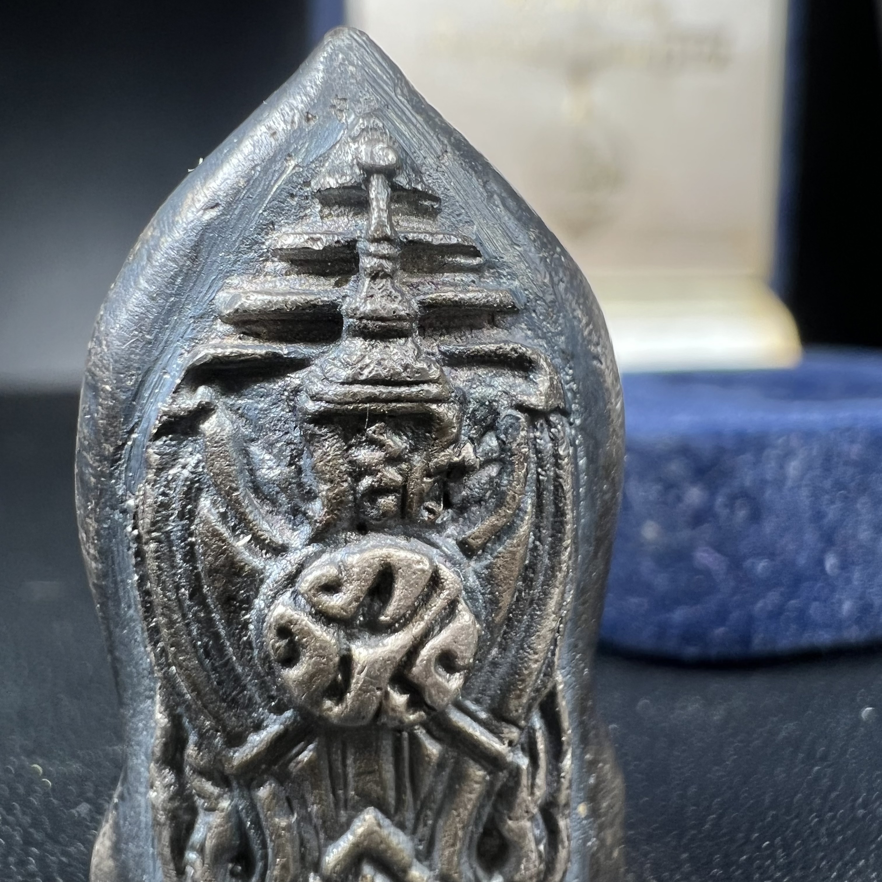 พระศาสดาใบเสมา ภปร. วัดบวรนิเวศวิหาร ปี2532 จัดสร้างในโอกาสสองทศวรรษรามาธิบดี เพื่อศูนย์การแพทย์สิริกิติ์ เนื้อเงิน(ผิวเดิมกลับดำสวยงามเข้มขลัง)พร้อมกล่องบรรจุเดิม