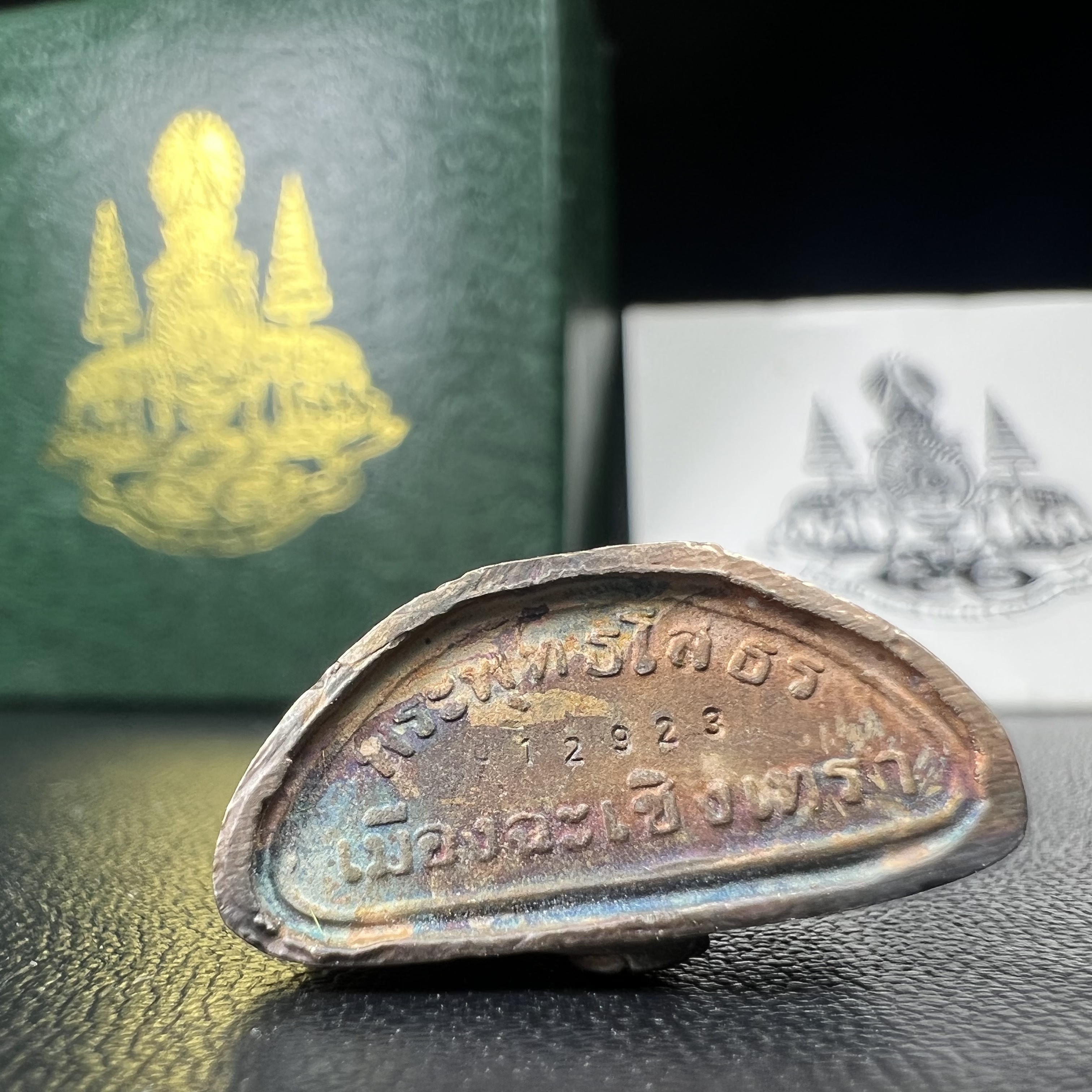 พระพุทธโสธร ภปร. รุ่นย้อนยุค สร้างพระอุโบสถ สมาคมชาวฉะเชิงเทรา จัดสร้าง ปี 2539 วโรกาสครองสิริราชสมบัติครบ 50 ปี เนื้อเงินสามกษัตริย์ทรายนวลขัดเงาบางส่วน(ผิวเดิม) พร้อมกล่องบรรจุและใบรับรองเดิม