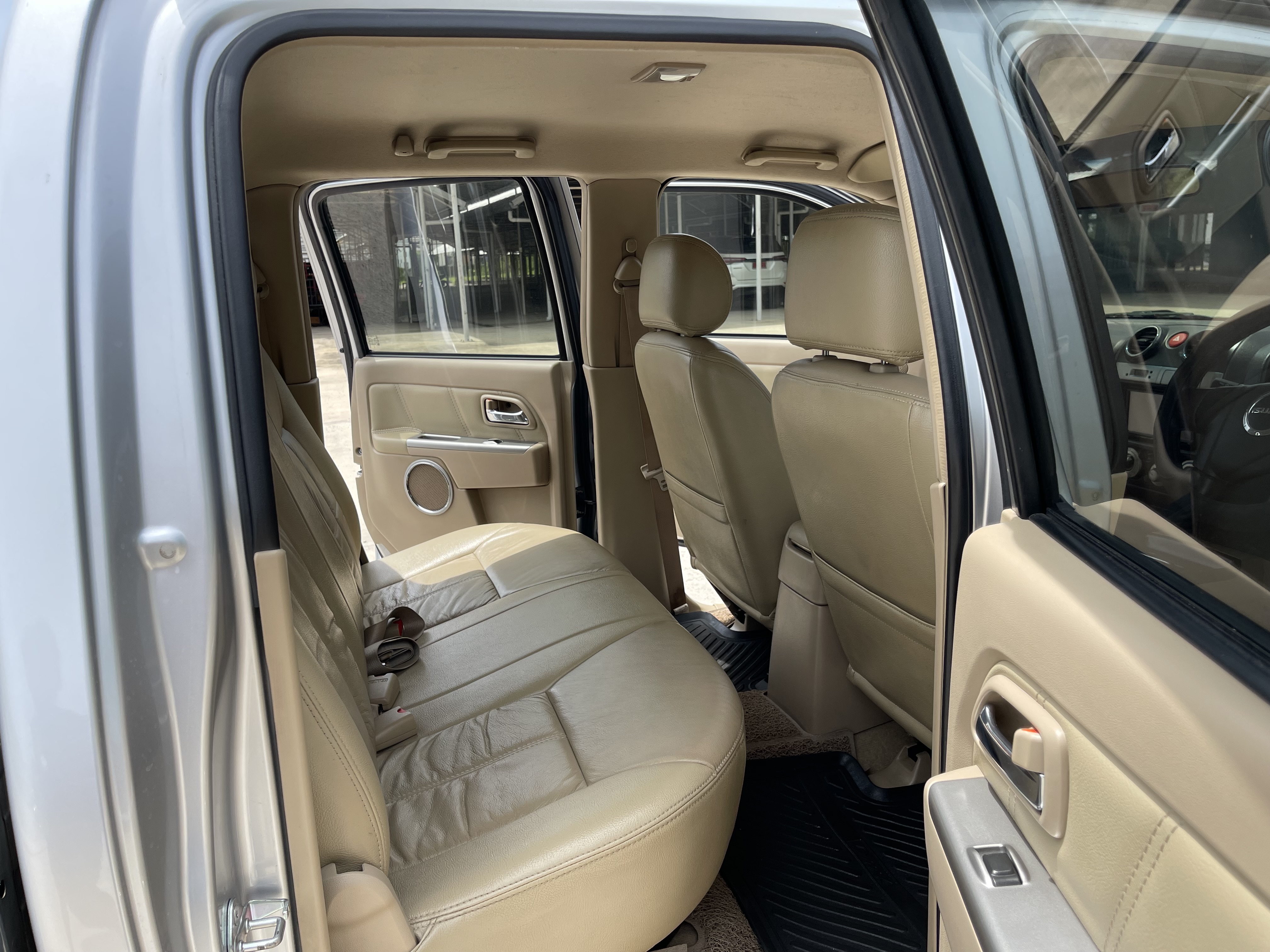 Isuzu Dmax 4ประตู Hilander 2.5 Abs 2011 เงิน