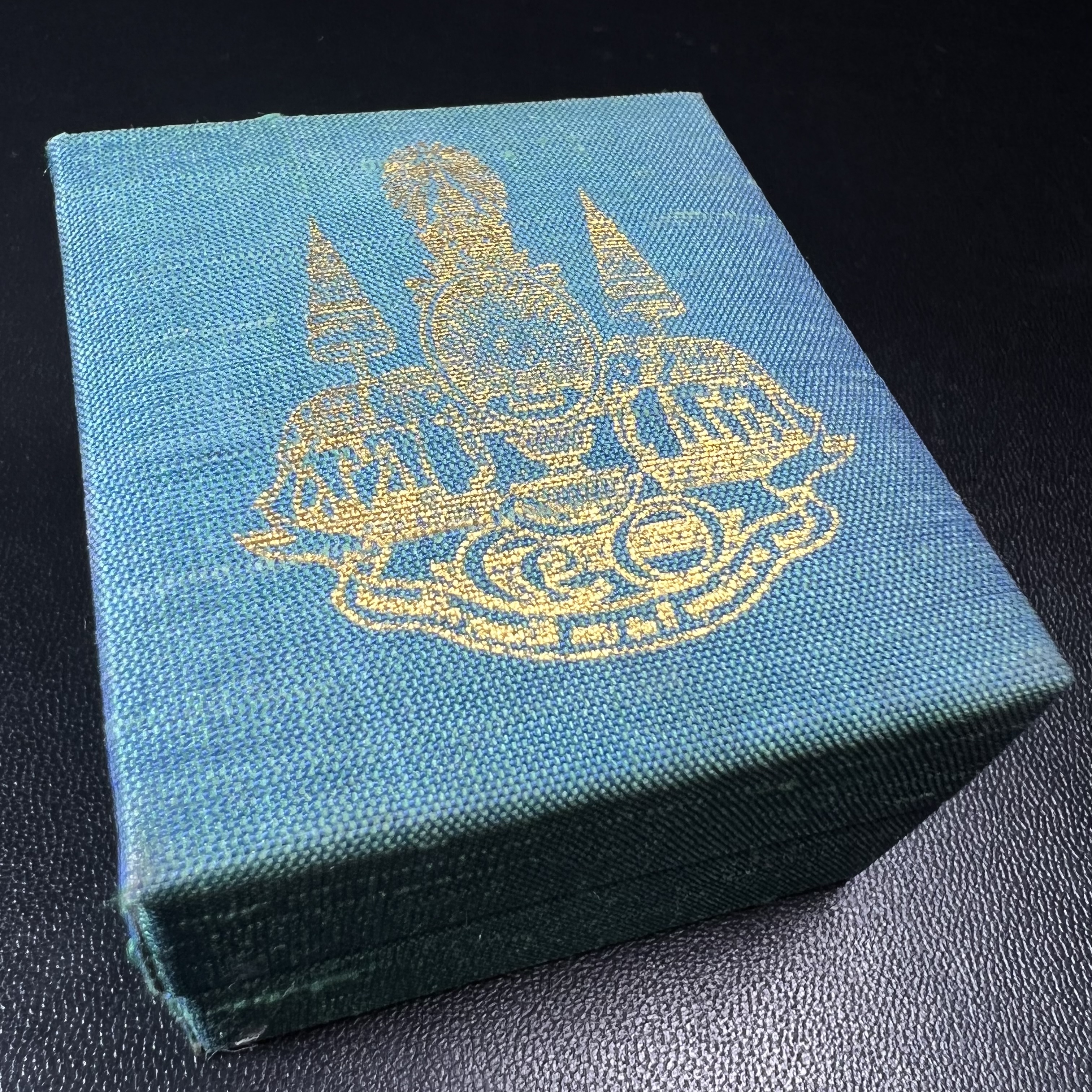 เหรียญพระพิฆเนศวร ญสส. ชุดกาญจนาภิเษกครองราชย์ 50 ปี พุทธศักราช 2538 พิมพ์ใหญ่(2.9 ซม.) เนื้อเงินผิวเดิมกลับดำขึ้นสีรุ้งเข้มขลังงดงามธรรมชาติสร้างสรรค์ สภาพสวยเดิมพร้อมกล่องบรรจุเดิม ตอกโค๊ดหมายเลขกำกับ(1ใน 5539องค์)