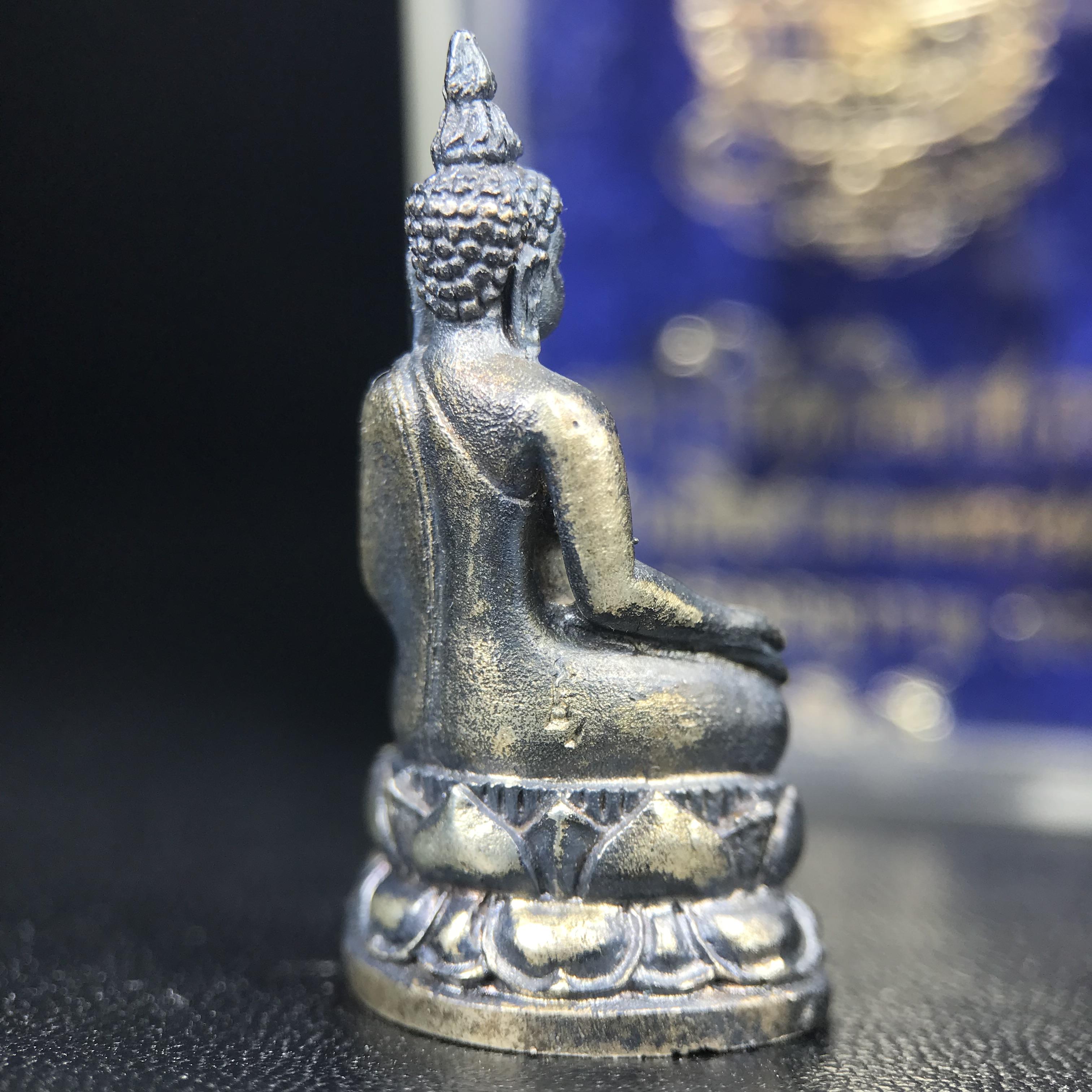 พระกริ่งไพรีพินาศ ภปร. รุ่นแรกของประเทศไทย วัดปทุมวนาราม ปี 2535 เนื้อเงิน(ผิวเดิม ผิวขึ้นรุ้งทั่วองค์ สวย งดงาม)(เข้มขลังทรงอานุภาพยิ่งใหญ่ กำราบศัตรูพ่ายสิ้น) ขนาดสูง 3 ซม. พร้อมกล่องบรรจุเดิมครบสมบูรณ์ (ในหลวงรัชกาลที่9เสด็จเททอง)(1ใน3000องค์)นิยมหายาก