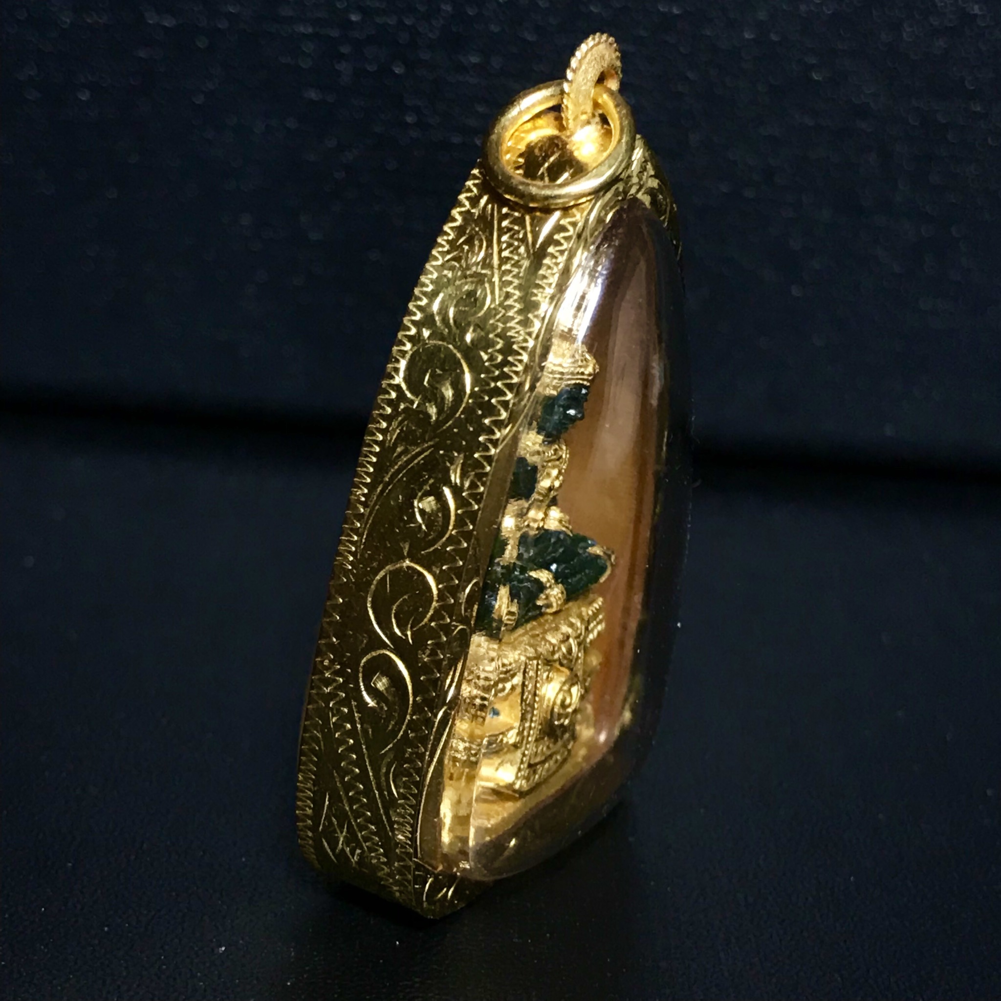 พระแก้วมรกต ภปร. ปี2547 จัดสร้างโดย รพ.ภูมิพลฯ เนื้อเรซิ่นหุ้มทองคำพิมพ์ลอยองค์ หน้าตัก 1/2 นิ้ว เลี่ยมกรอบทองคำแท้พร้อมใช้