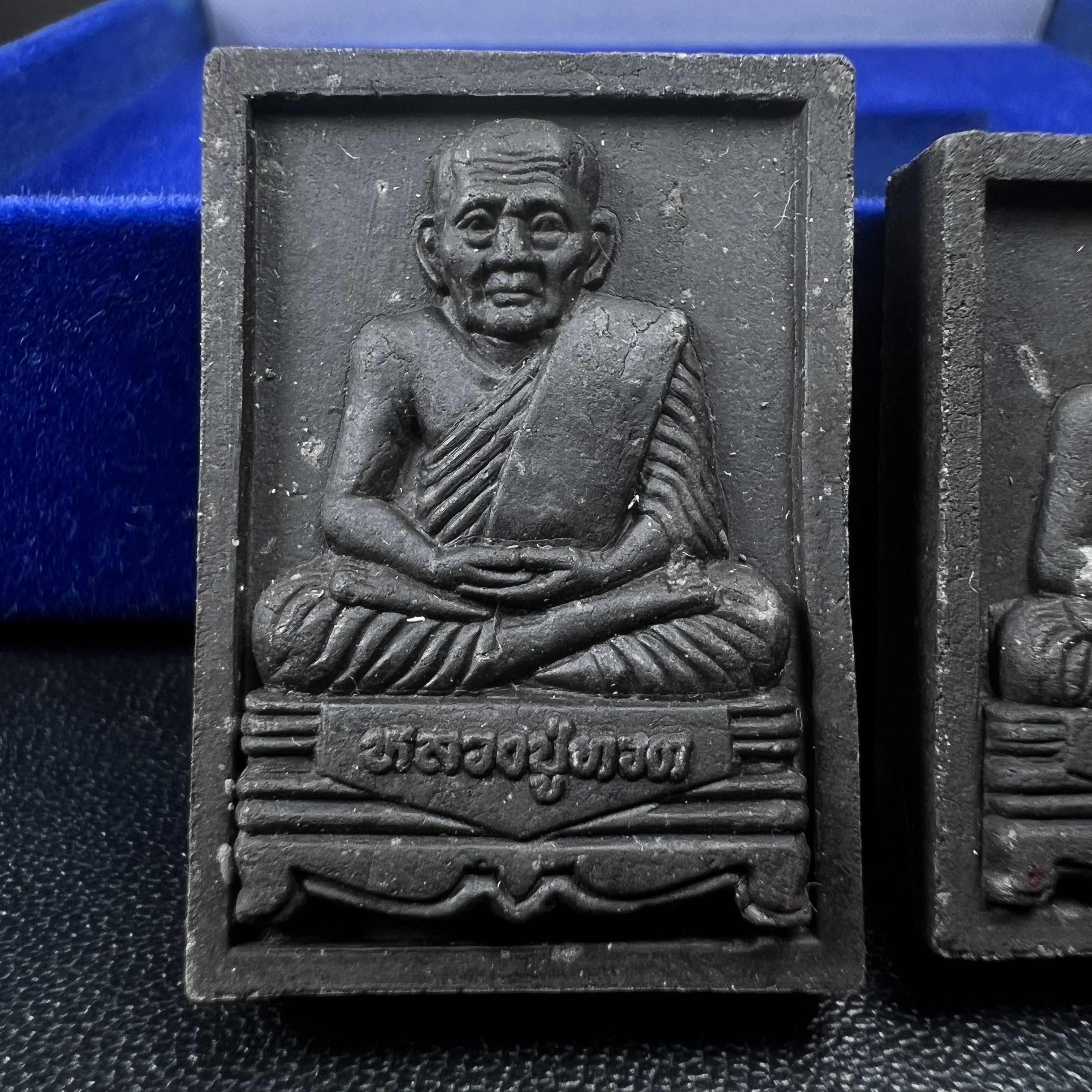 พระหลวงปู่ทวด ภปร. ปี 2547 พิมพ์สี่เหลี่ยมใหญ่-เล็ก(2องค์)เนื้อว่านดำหลัง ภปร. เงิน(หายาก1ใน1999ชุด)พิธีใหญ่ มวลสารดี ปลุกเสกวัดพระแก้ว