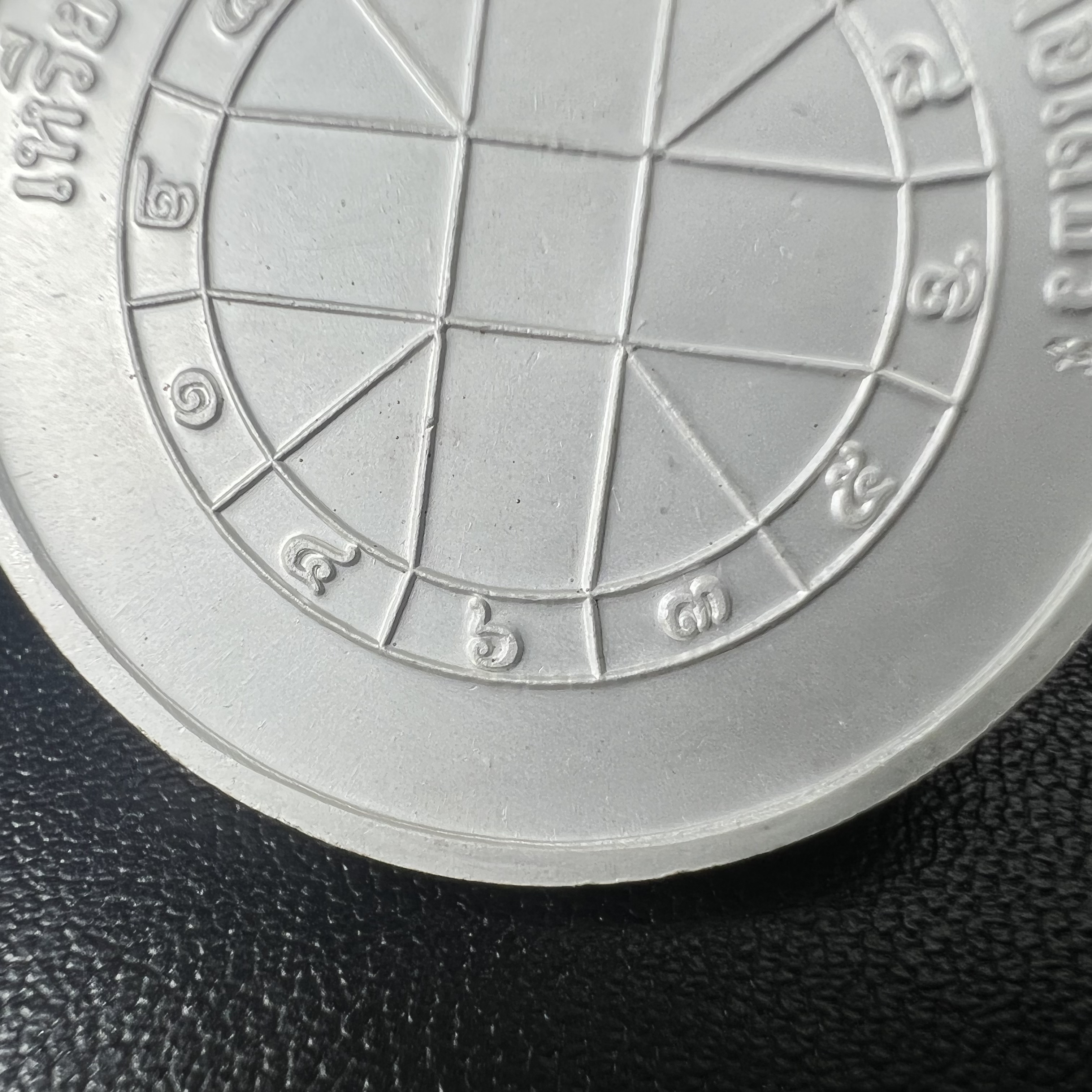 เหรียญหลวงพ่อโสธร รุ่นดวงชะตาคู่ชีวิต พิธีมหาจักรพรรดิตราธิราชครั้งยิ่งใหญ่ พิธีสวดนพเคราะห์เพื่อความเป็นสิริมงคล ปี 2547 ณ พระอุโบสถวัดโสธรวรารามวรวิหาร จ.ฉะเชิงเทรา เนื้อเงินลงยาราชาวดี ขนาด 3.2 ซม.พร้อมกล่องบรรจุเดิมสภาพสวยครบสมบูรณ์