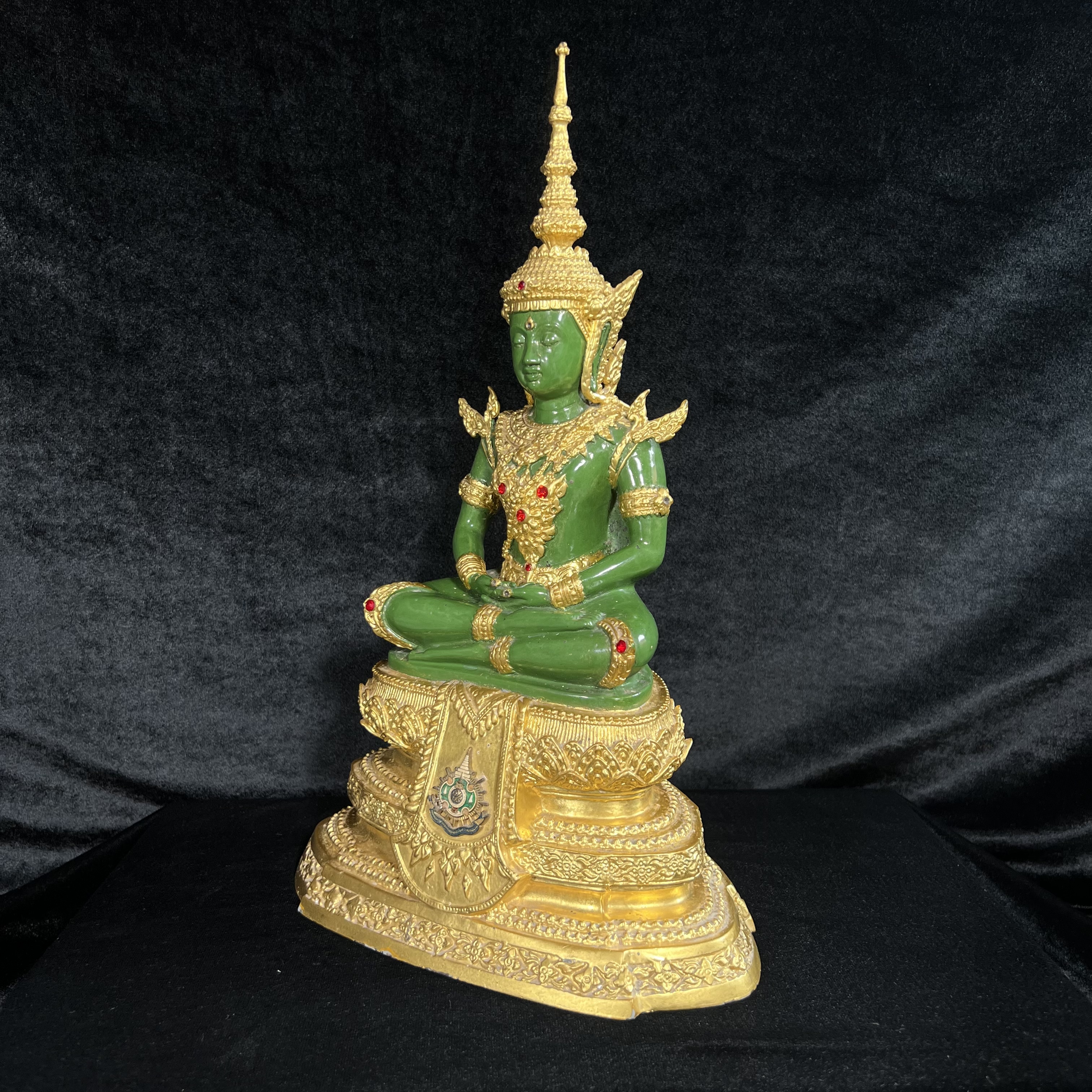 พระพุทธมหามณีรัตนปฏิมากร (จำลอง)พระแก้วมรกต วัดพุทธไทยถาวรวนาราม นครนิวยอร์ก ตรา ภปร. 6รอบ 72พรรษา ในหลวงรัชกาลที่9 ปี2542 ขนาดบูชาหน้าตัก 5นิ้ว หล่อเนื้อโลหะ(ในหลวงรัชกาลที่9 เสด็จเจิมพระสุหร่าย)(1ใน999องค์)