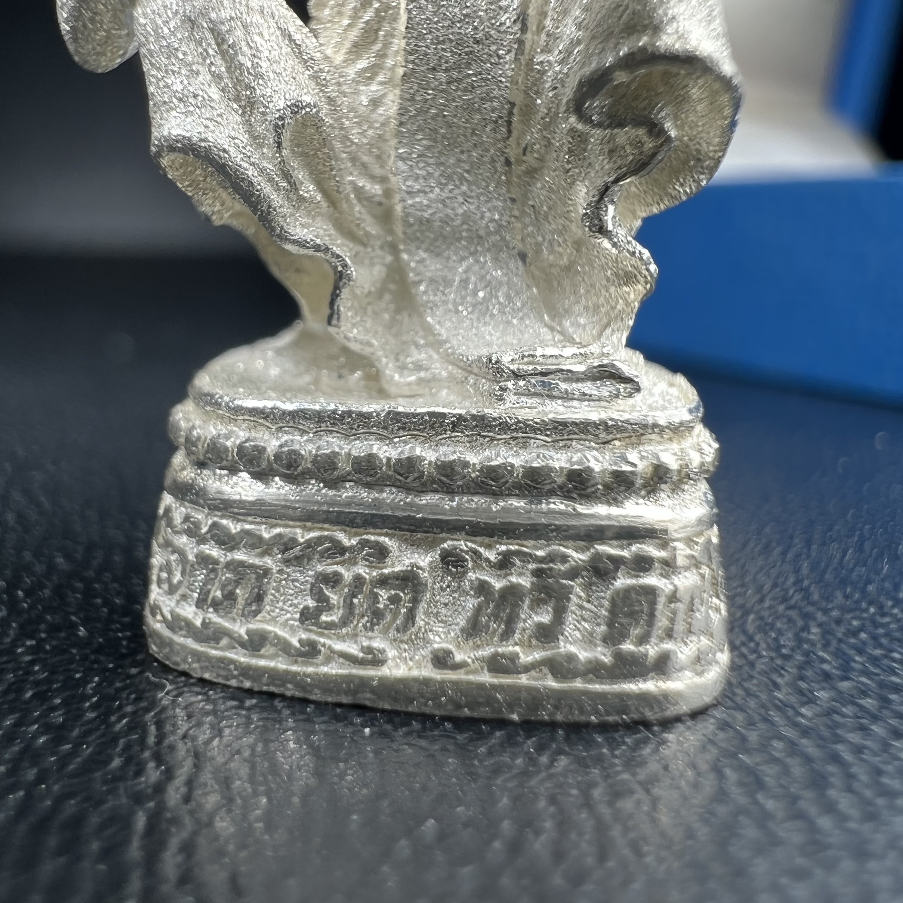 รูปหล่อหลวงพ่อคูณ รุ่นลาภ ยศ ทวีคูณ ปี2538 เนื้อเงินพ่นทรายประกายเพชร พร้อมกล่องบรรจุเดิมครบ(สภาพสวยเดิม นิยม)