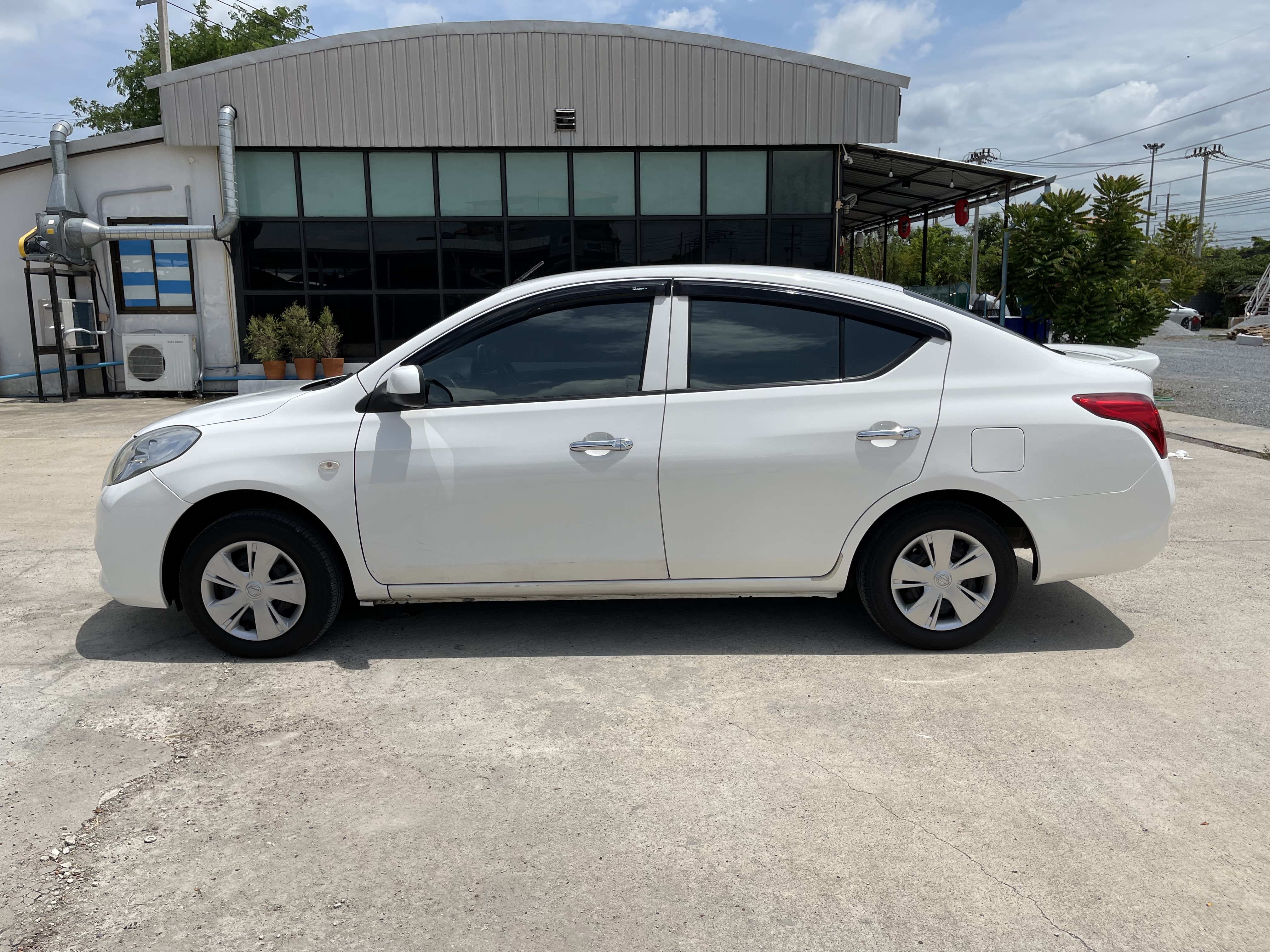 Nissan Almera 1.2 ES At 2013 ขาว