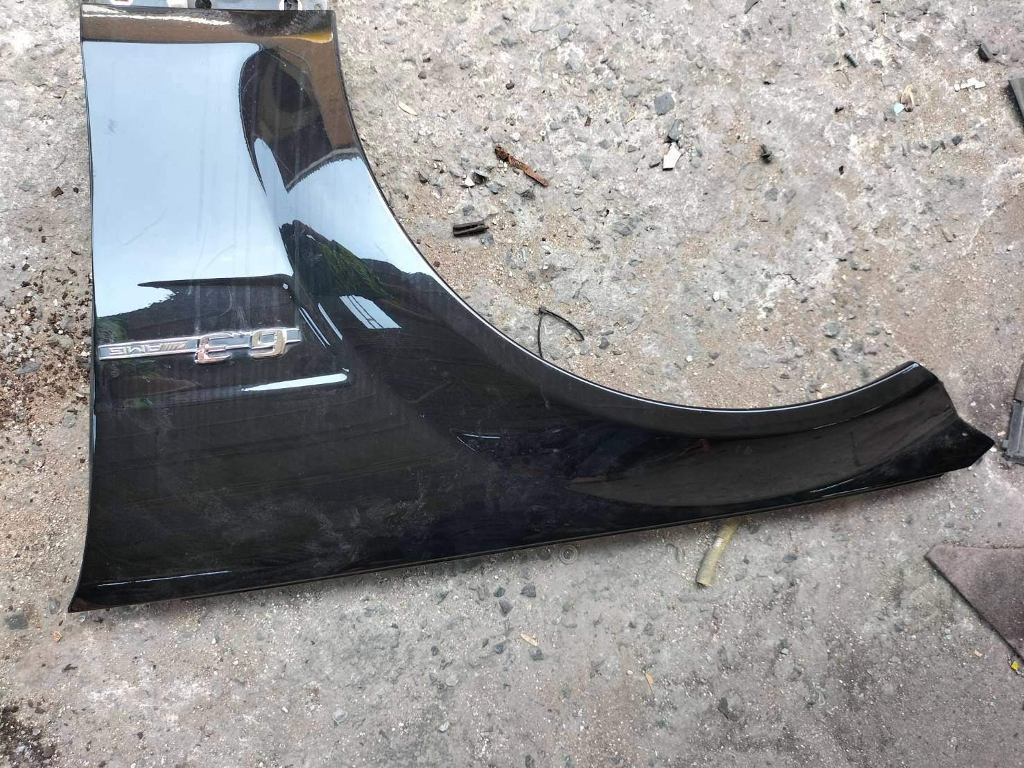 แก้มบังโคลนหน้าBENZ W204 C63 แท้