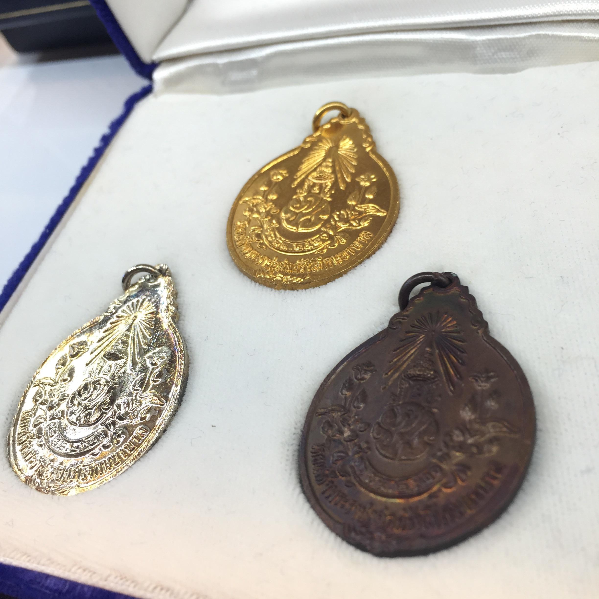 เหรียญ หลวงปู่แหวน สุจิณโณ ภปร สร้างตึกพยาบาล วัดดอยแม่ปั๋ง ปี2521