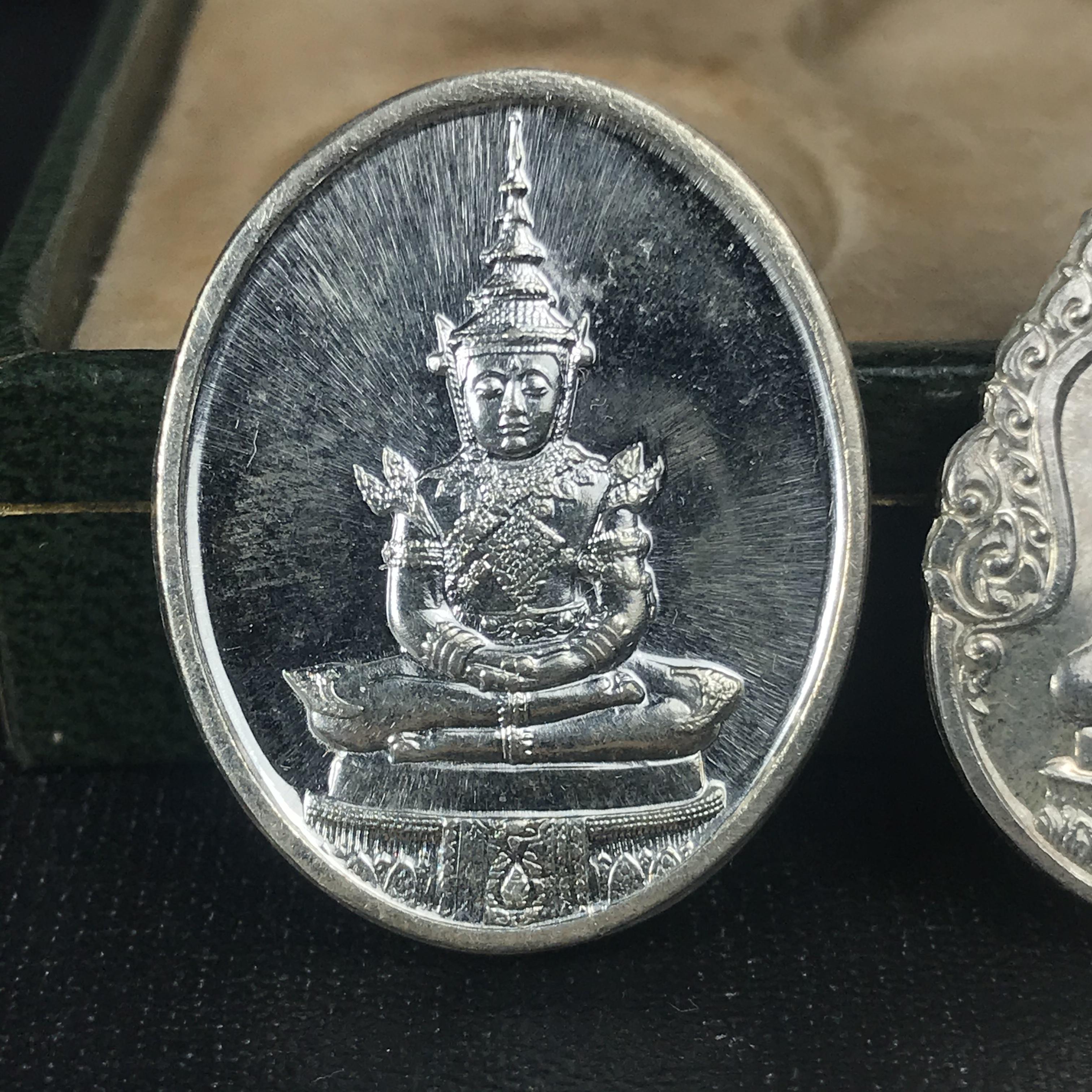 เหรียญพระแก้วมรกตหลัง ภปร ฉลองกรุงรัตนโกสินทร์ครบ 200 ปี พ.ศ.2525 เนื้อเงินกล่องบรรจุเดิมครบ3พิมพ์(บล็อกพระราชศรัธา)(ในหลวงรัชกาลที่9 เสด็จในพิธี)