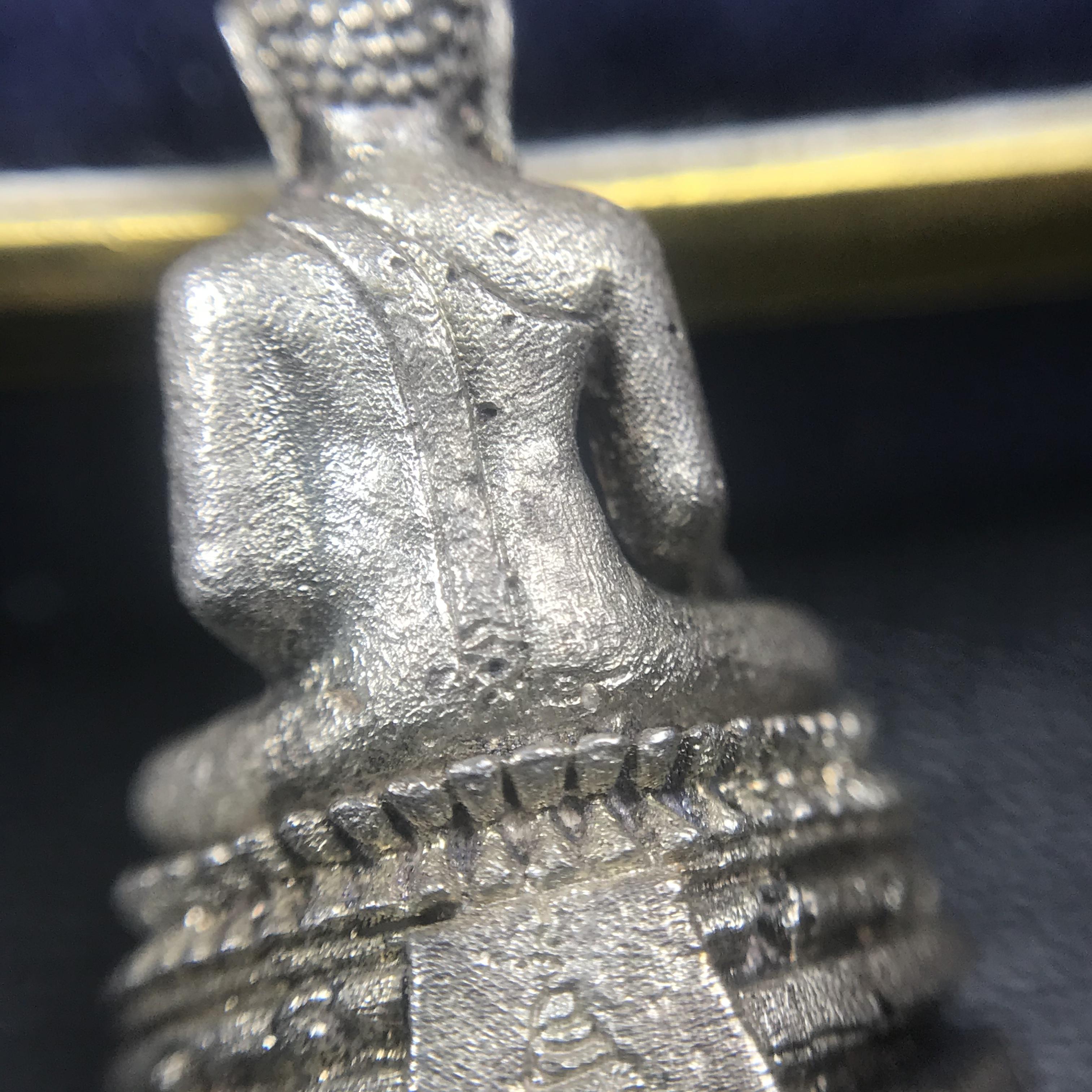 พระกริ่งพระพุทธชินสีห์ ภปร ทันโตเสฏโฐ ปี 2533 เนื้อเงิน (วัตถุมงคลหนึ่งเดียวที่บรรจุพระทนต์(ฟัน)ในหลวงรัชกาลที่9 พระราชทานให้จัดสร้าง)(1ใน1999องค์)