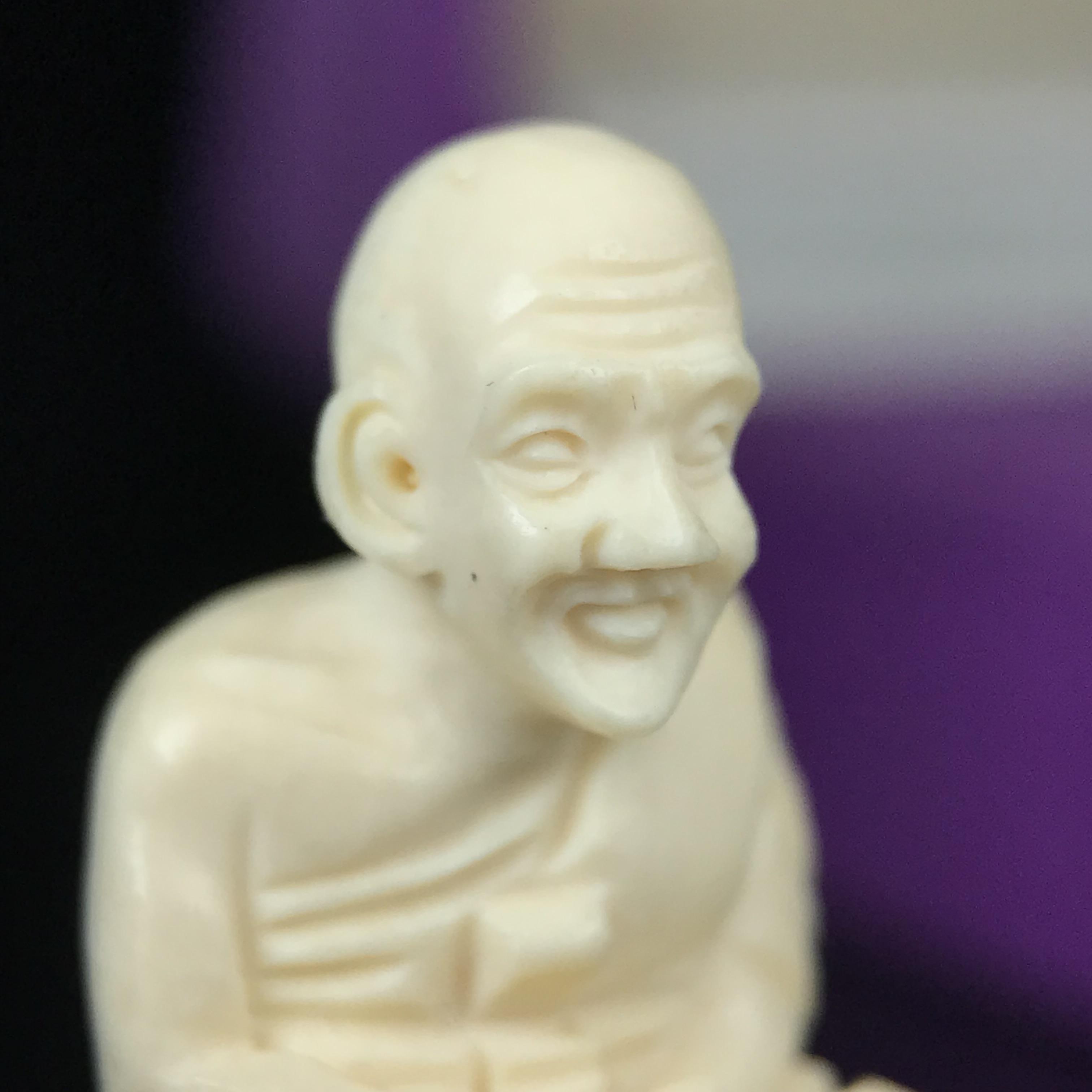 สมเด็จหลวงพ่อทวด รุ่นคชสารหมื่นปี (ศิลปาชีพ) วัดช้างให้ ปี 2541โดยมีท่าน อ.นอง วัดทรายขาว เป็นเจ้าพิธี และมีเกจิร่วมปลุกเสก 108 รูป บรรจุผงว่านเก่าและดินกากยายักษ์(พิมพ์ลอยองค์ฐานทองคำโค๊ตทองคำ)พร้อมกล่องบรรจุครบ นิยมหายาก**ผิวสวยงานแกะพุทธศิลป์สวยงดงาม**