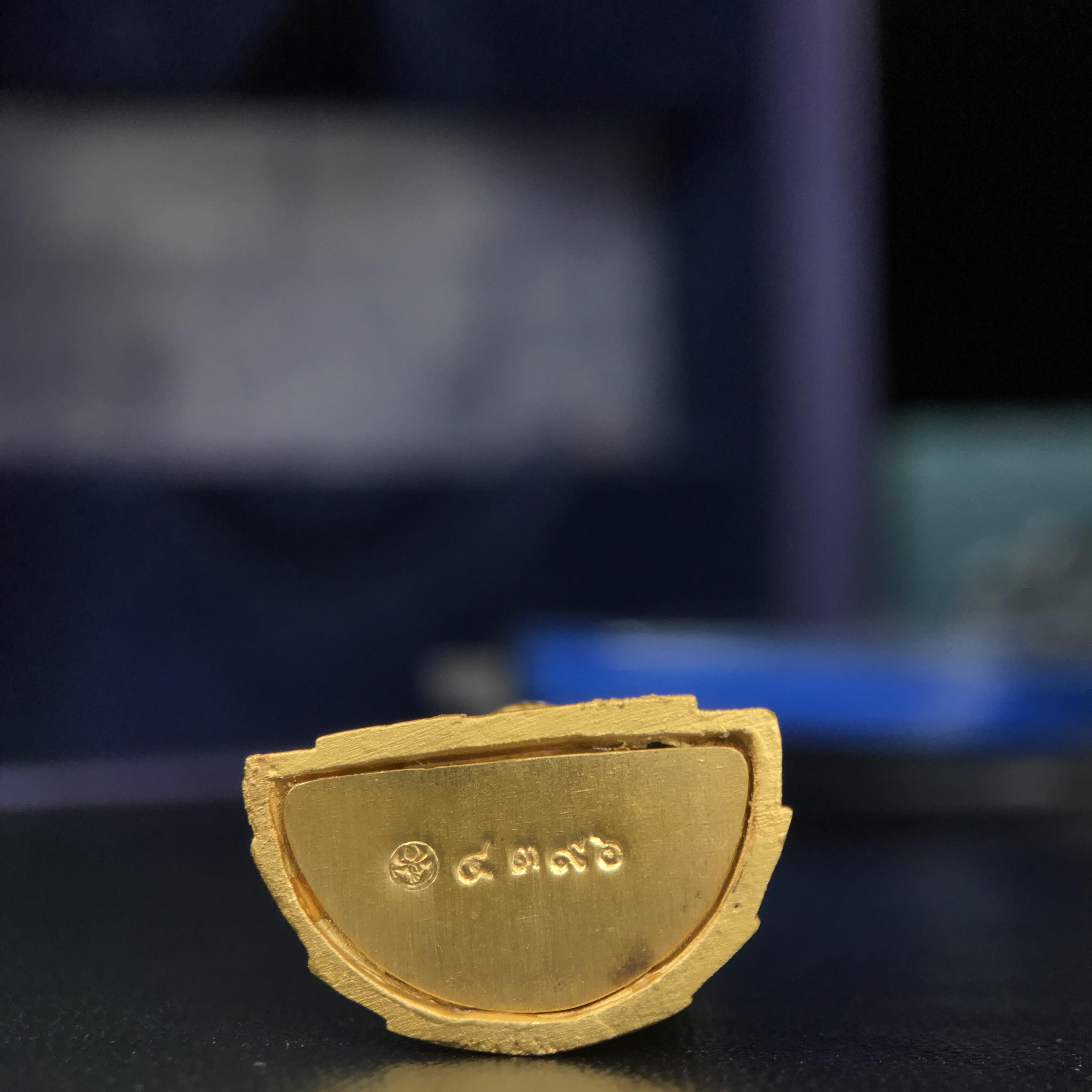 พระแก้วมรกต ภปร. จัดสร้างโดย รพ.ภูมิพลฯ ปี2547 ลอยองค์ขนาดหน้าตัก 1/2 นิ้ว เนื้อเรซิ่นหุ้มทองคำ99.99 งดงามทรงคุณค่าอีกหนึ่งรุ่นยอดนิยม หายาก