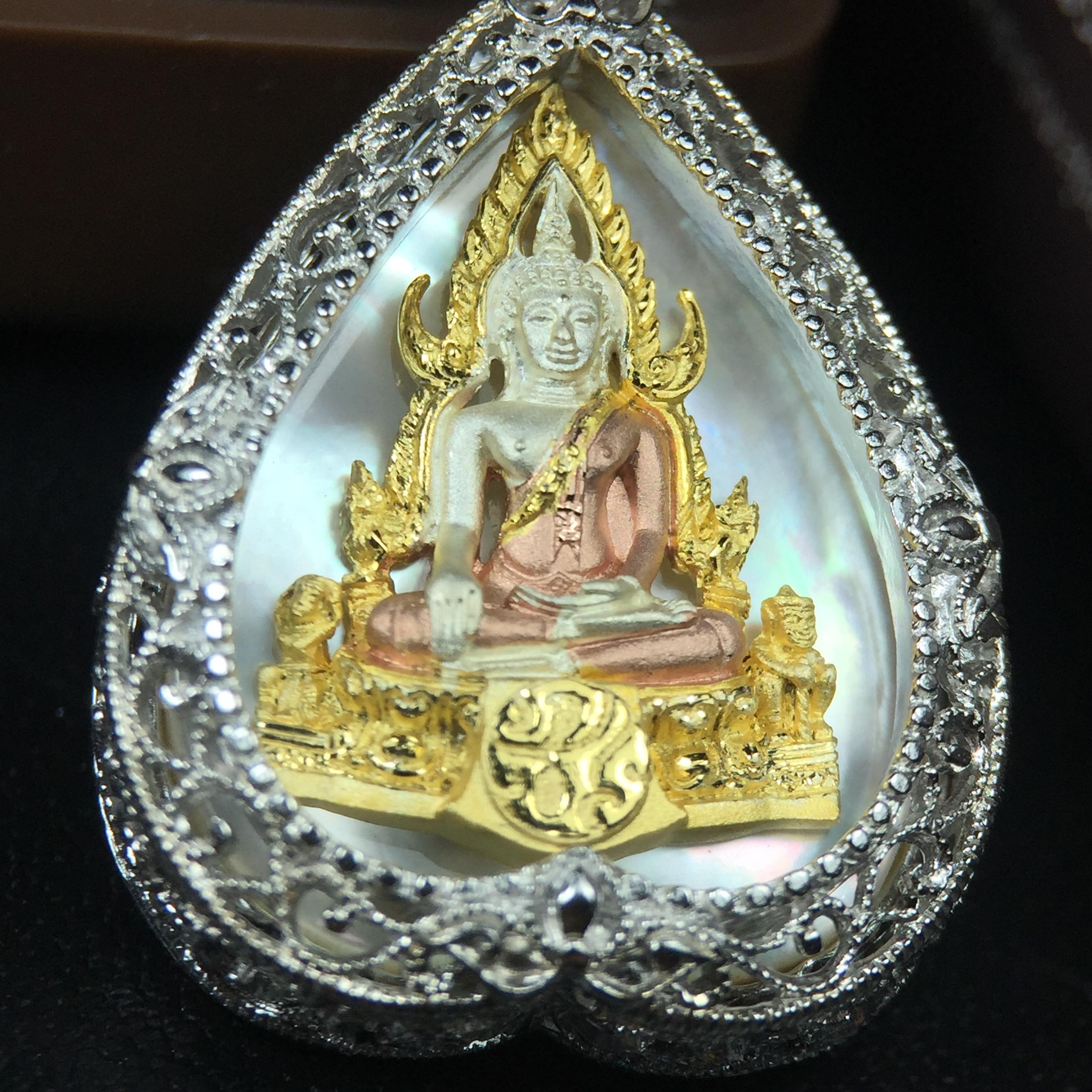 พระพุทธชินราช ภปร. โครงการ "เพราะแผ่นดินนี้ คือ แผ่นดินเกิด" ปี2548(รุ่นแรก) เหรียญทรงใบโพธิ์ ขนาด 21 x 29 มม. เนื้อเงินสามกษัตริย์ องค์พระชุบสามกษัตริย์ ล้อมด้วยกรอบเงินชุบทองคำขาวสลักเสลาเป็นลวดลายละเอียดอ่อน ส่วนพื้นองค์พระเป็นเปลือกหอยมุข