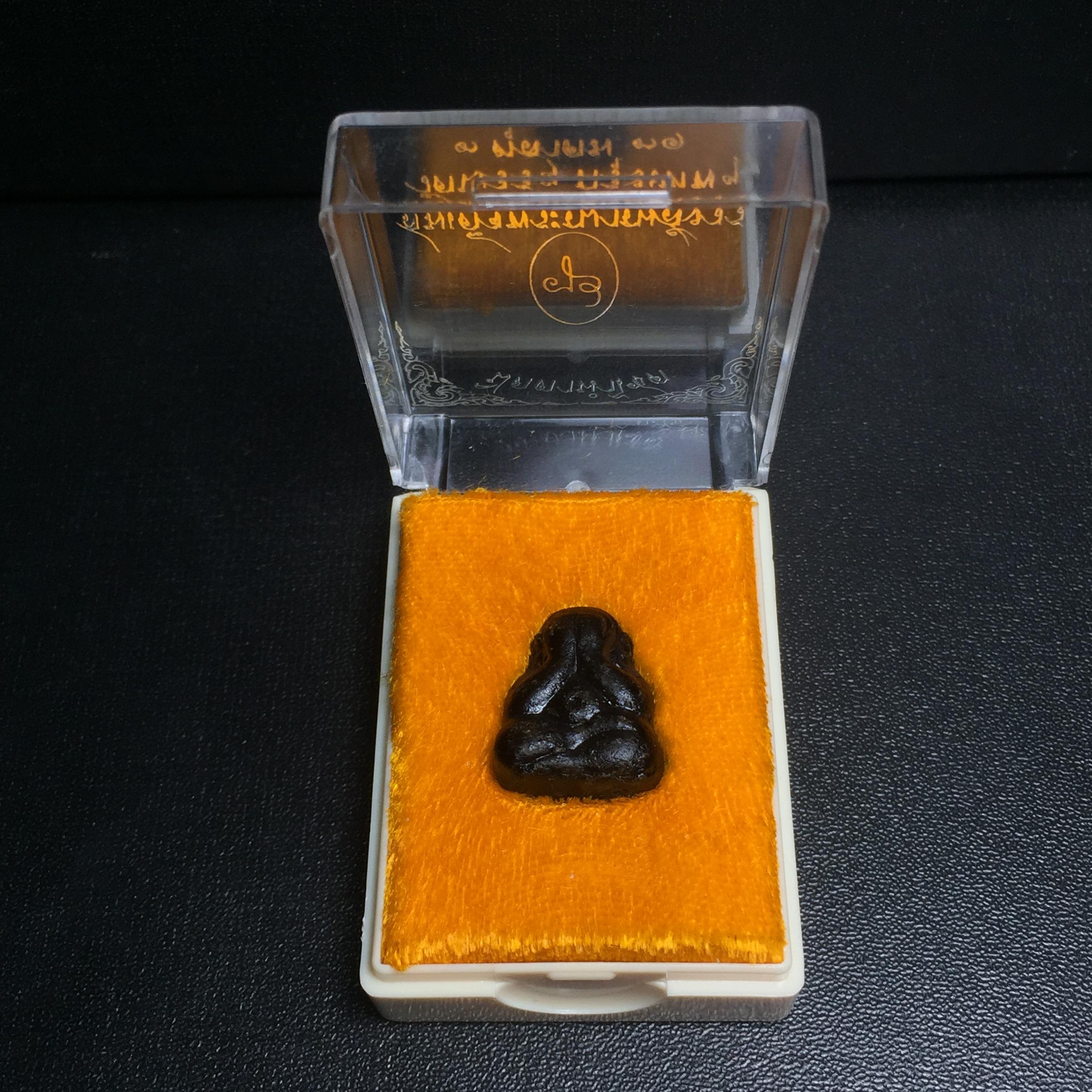 พระปิดตานำโชค สมเด็จพระญาณสังวร วัดบวรนิเวศวิหาร กรุงเทพ ปี2531(เจริญก้าวหน้า มีโชคลาภ การค้าเจริญรุ่งเรื่อง แคล้วคลาดปลอดภัย)