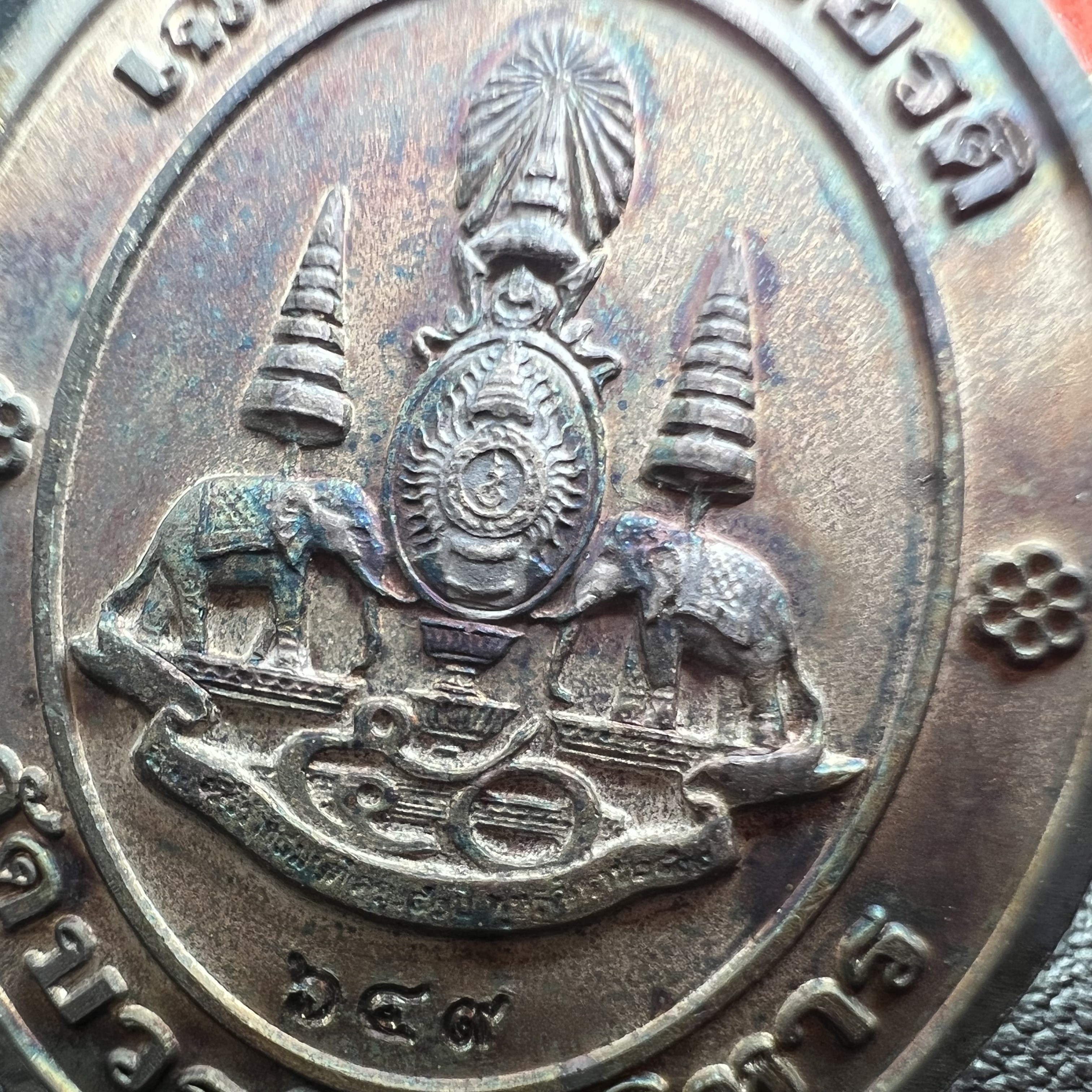 เหรียญสมเด็จพระญาณสังวร สมเด็จพระสังฆราช วัดบวรนิเวศวิหาร รุ่นเฉลิมพระเกียรติ ปี2539 เนื้อเงินลงยา(ผิวเดิมรุ้งๆสภาพสวยสมบูรณ์ กล่องบรรจุเดิมครบ)หมายเลข 649