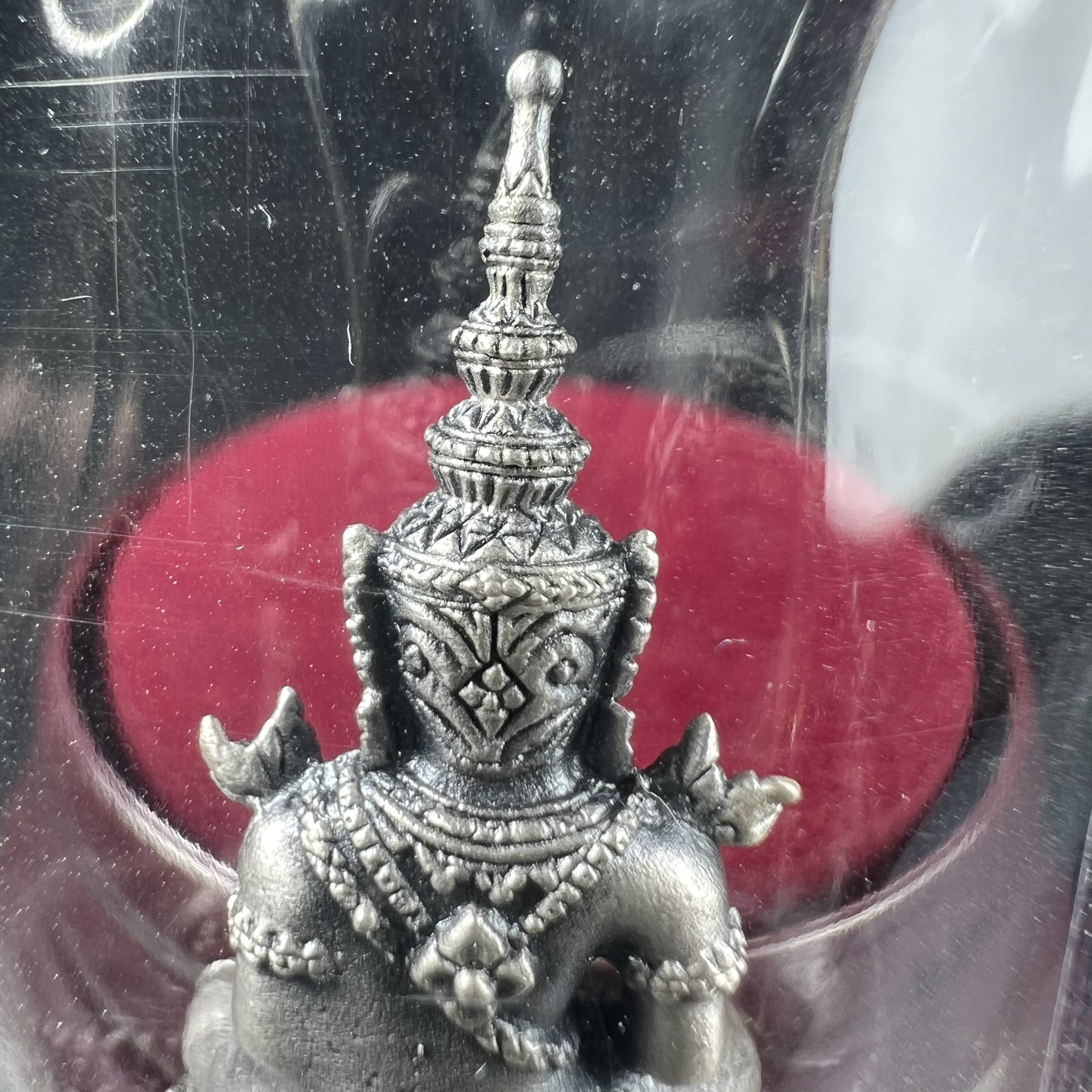 พระแก้วมรกต ภปร.(รุ่นแรก) ปี2545 รุ่นฉลองกรุงรัตนโกสินทร์ครบ 220 ปี พิมพ์ลอยองค์ใหญ่ เนื้ออัลปาก้า ชุบเงินลงดำ ขนาด 19*35 มม. พร้อมครอบตั้งโชว์เดิม องค์พระซีนซองเดิม สวยครบสมบูรณ์