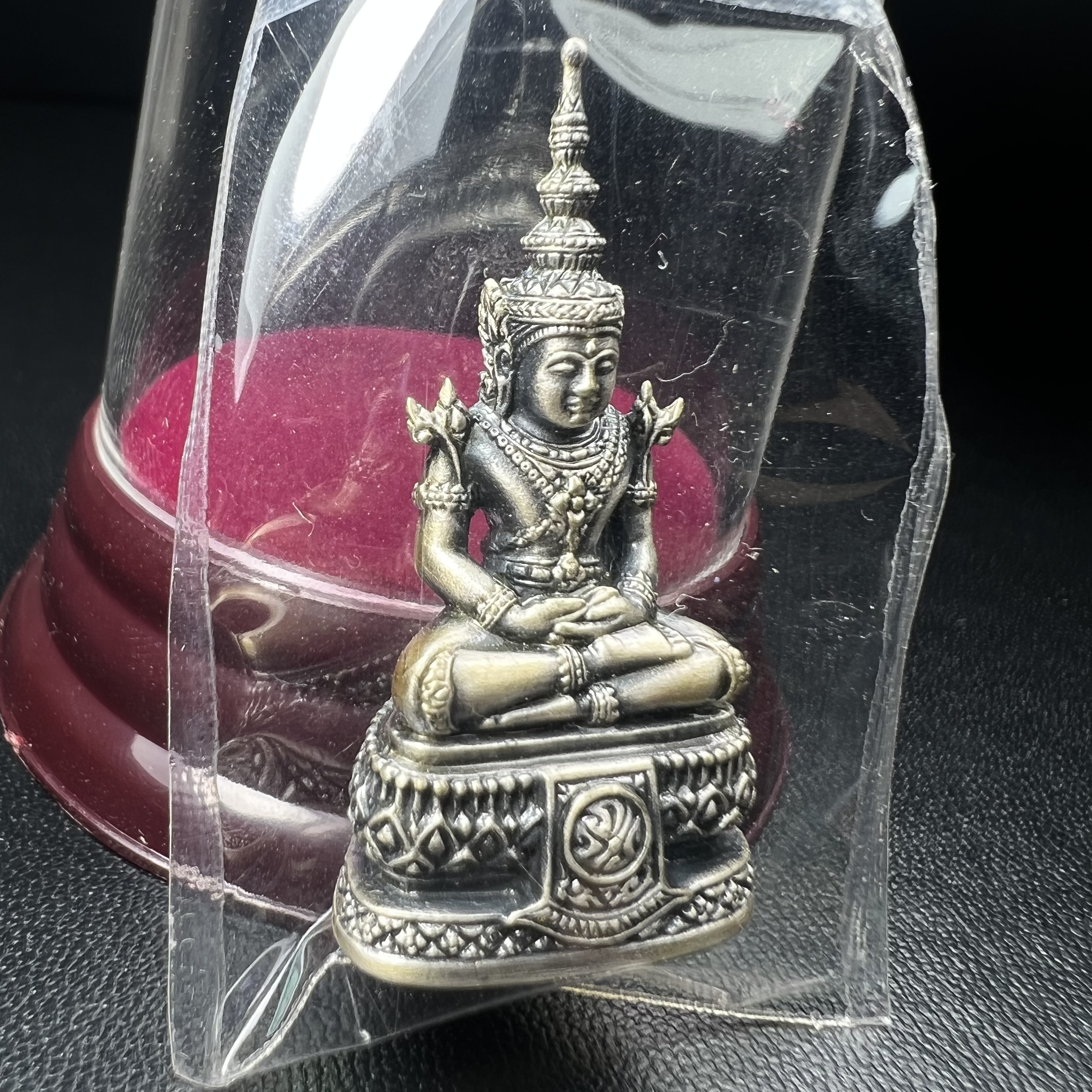 พระแก้วมรกต ภปร.(รุ่นแรก) ปี2545 รุ่นฉลองกรุงรัตนโกสินทร์ครบ 220 ปี พิมพ์ลอยองค์ใหญ่ เนื้ออัลปาก้า ชุบเงินลงดำ ขนาด 19*35 มม. พร้อมครอบตั้งโชว์เดิม องค์พระซีนซองเดิม สวยครบสมบูรณ์