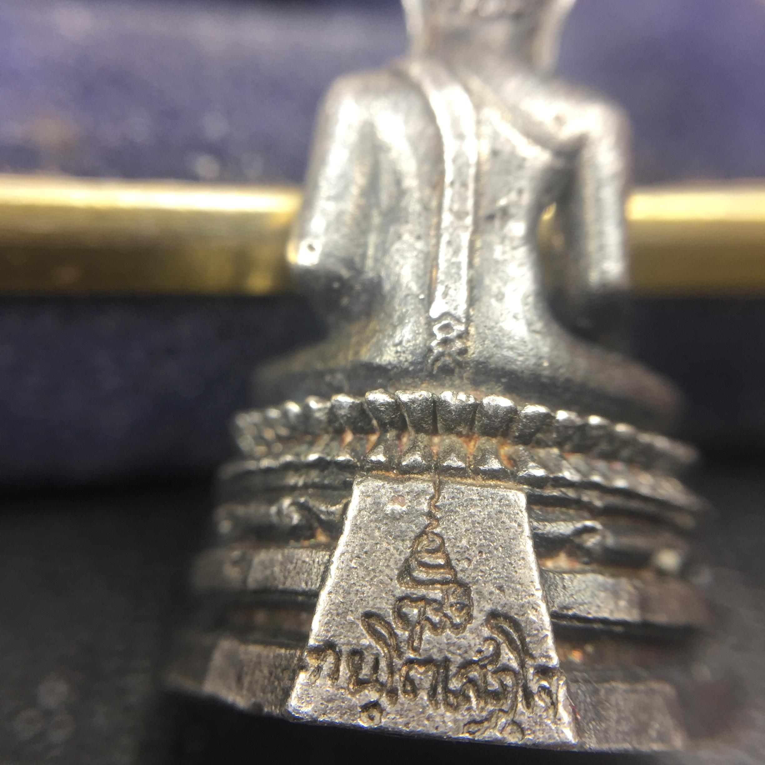 พระกริ่งพระพุทธชินสีห์ ภปร ทันโตเสฏโฐ ปี 2533 เนื้อเงิน (วัตถุมงคลหนึ่งเดียวที่บรรจุพระทนต์(ฟัน)ในหลวงรัชกาลที่9 พระราชทานให้จัดสร้าง)(1ใน1999องค์)