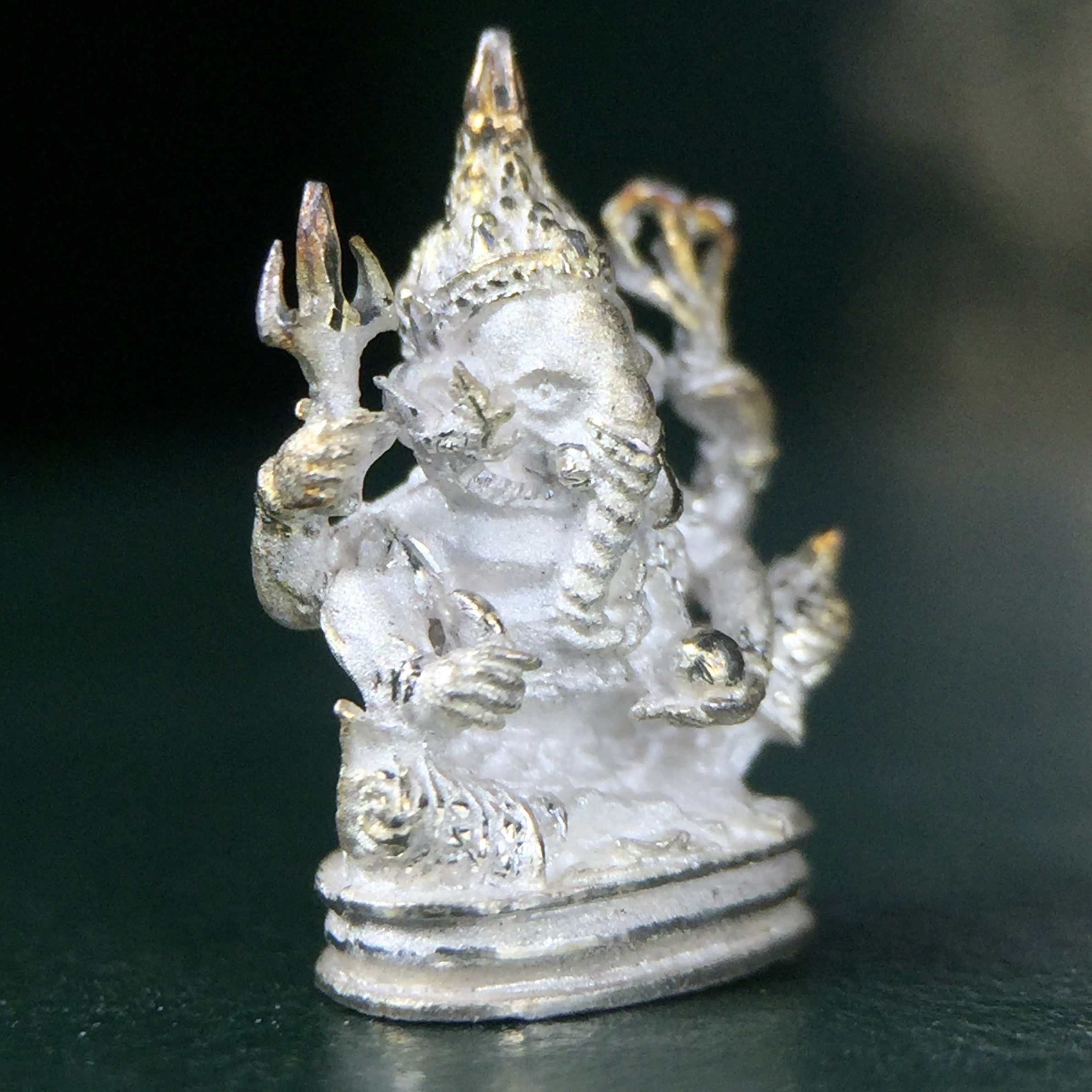 พระพิฆเนศ เทวสถานโบสถ์พราหมณ์ ปี 2539 รูปหล่อลอยองค์เนื้อเงิน 99.9% (พ่นทรายขัดเงาบางส่วน) พิมพ์เล็ก(ขนาดประมาณ 1.3 * 0.8 ซม.) พร้อมกล่องบรรจุเดิมครบ ผลิตโดย บ.แพรนด้า จิวเวลรี่(สภาพสวยเดิม พิธีใหญ่ พุทธศิลป์งดงาม)