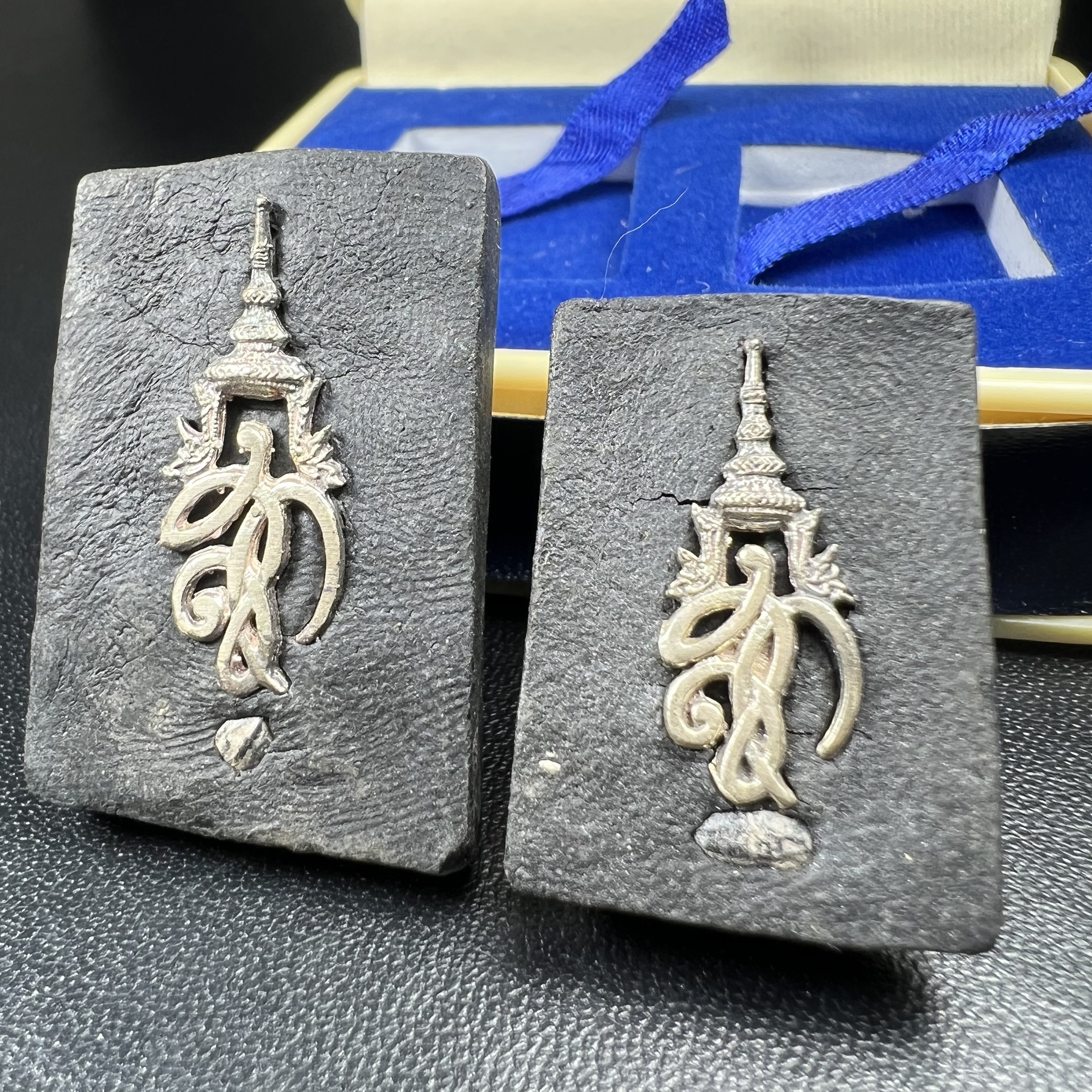 พระหลวงพ่อทวด พระนามาภิไธย สก. ปี2544(รุ่นแรก) เนื้อว่านคลุกรัก พิมพ์พิเศษหลังฝังข้าวสารดำ ชุดหลังพระนามาภิไธย สก. เนื้อเงิน(1ชุด 2องค์ พิมพ์ใหญ่สี่เหลี่ยม+พิมพ์เล็กพระรอดสี่เหลี่ยม)(1ใน5000 ชุด)พร้อมกล่องบรรจุเดิมหายาก