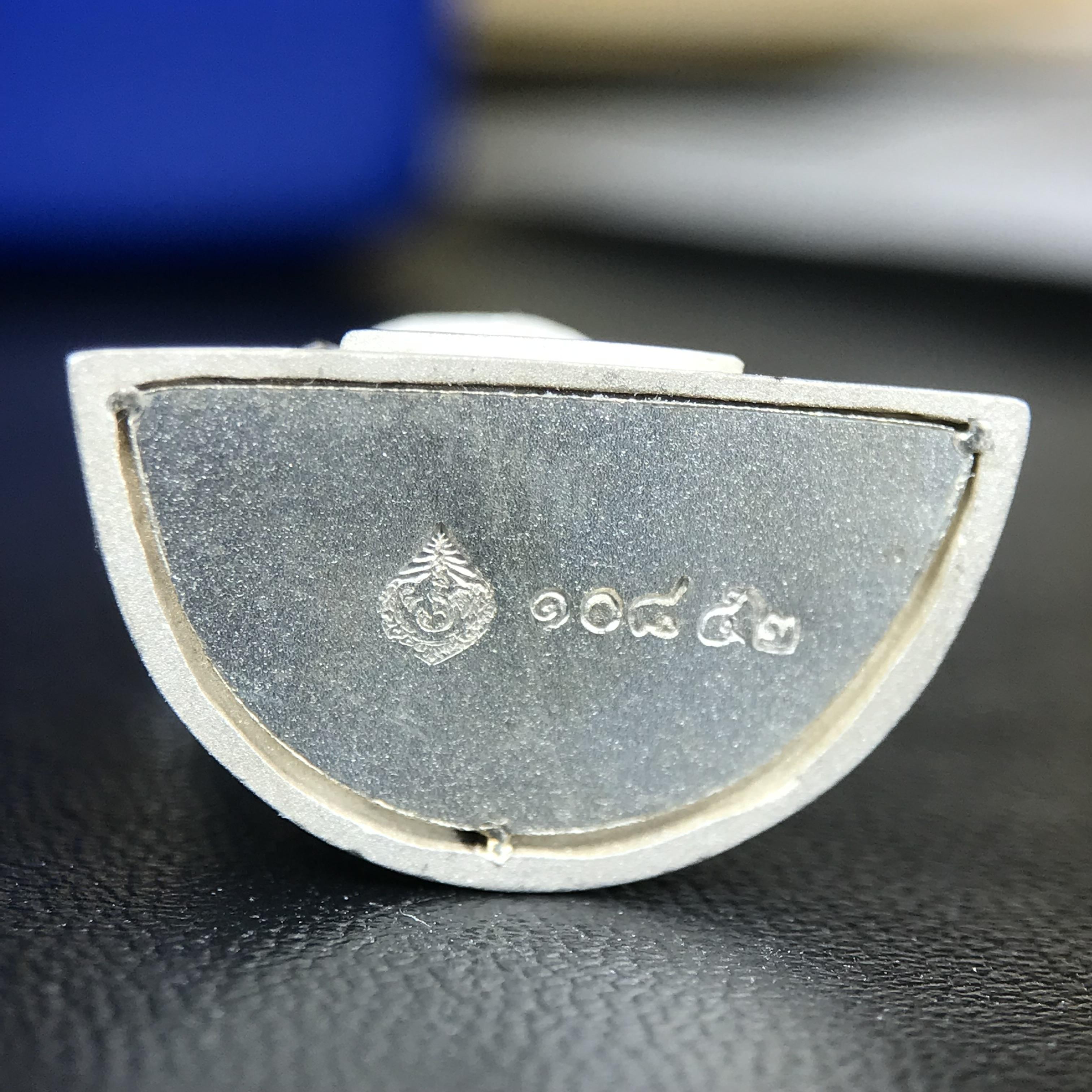 พระแก้วมรกต ทรงเครื่องฤดูร้อน พระราชทานประดิษฐานตราสัญลักษณ์ฉลองสิริราชสมบัติ ครบ 60 ปี ในหลวงรัชกาลที่ 9 พ.ศ.2549 เนื้อเงินลอยองค์พิมพ์ใหญ่ สูง 3.6 ซม. ขนาดหน้าตัก 1/2 นิ้ว (พิธีใหญ่มหาพุทธาภิเษก ณ พระอุโบสถวัดพระแก้ว เกจิอาจารย์ ทั่วประเทศ 108 รูป )