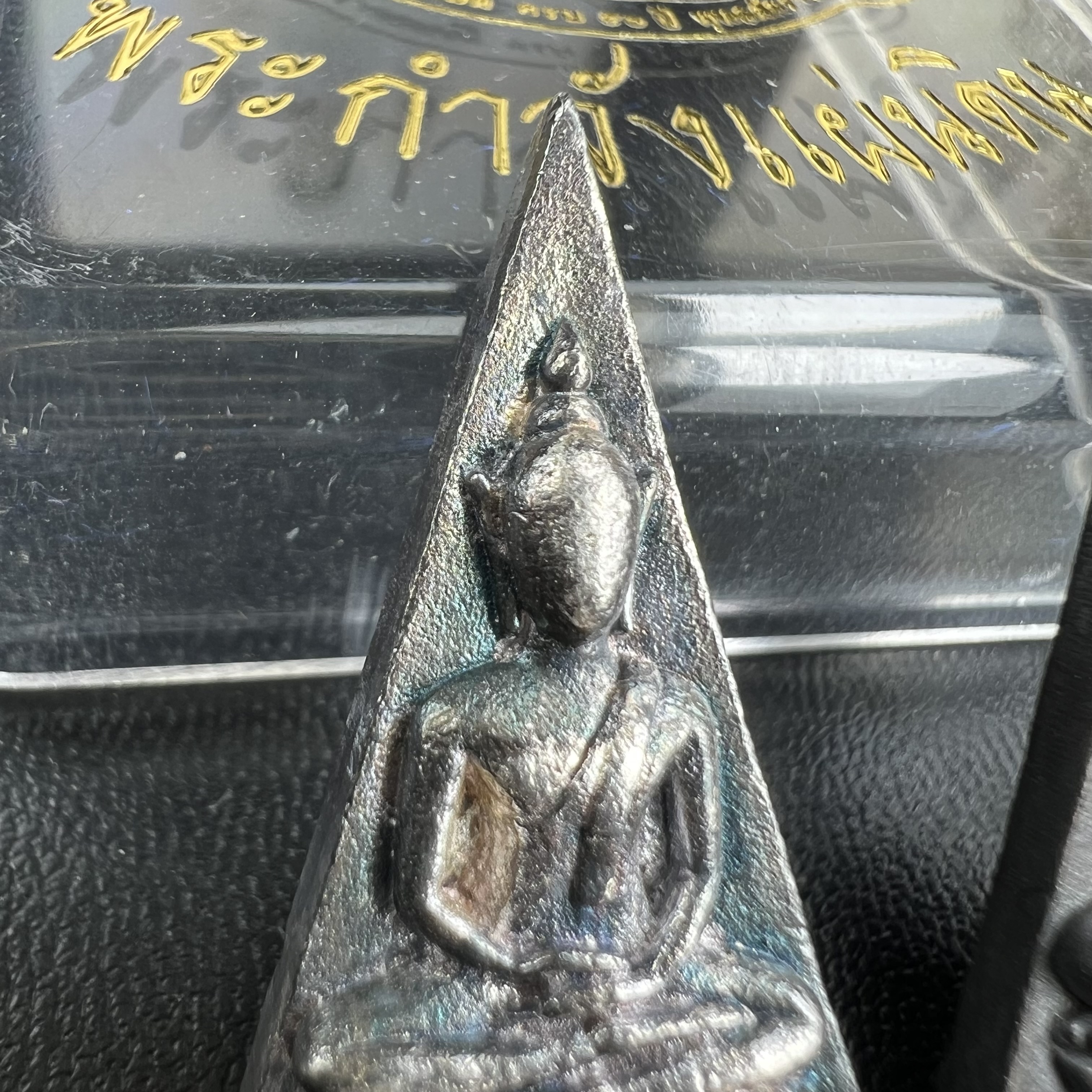 พระกำลังแผ่นดิน (สมเด็จจิตรลดา2) จัดสร้างเฉลิมพระเกียรติ ร.9 ครองราชย์ 50 ปี 2539 เนื้อเงิน(ผิวเดิมกลับดำ รุ้งๆสวย)+เนื้อนวโลหะ(สร้างน้อยหายาก)พร้อมกล่องบรรจุเดิมครบสมบูรณ์(1ใน2539องค์)