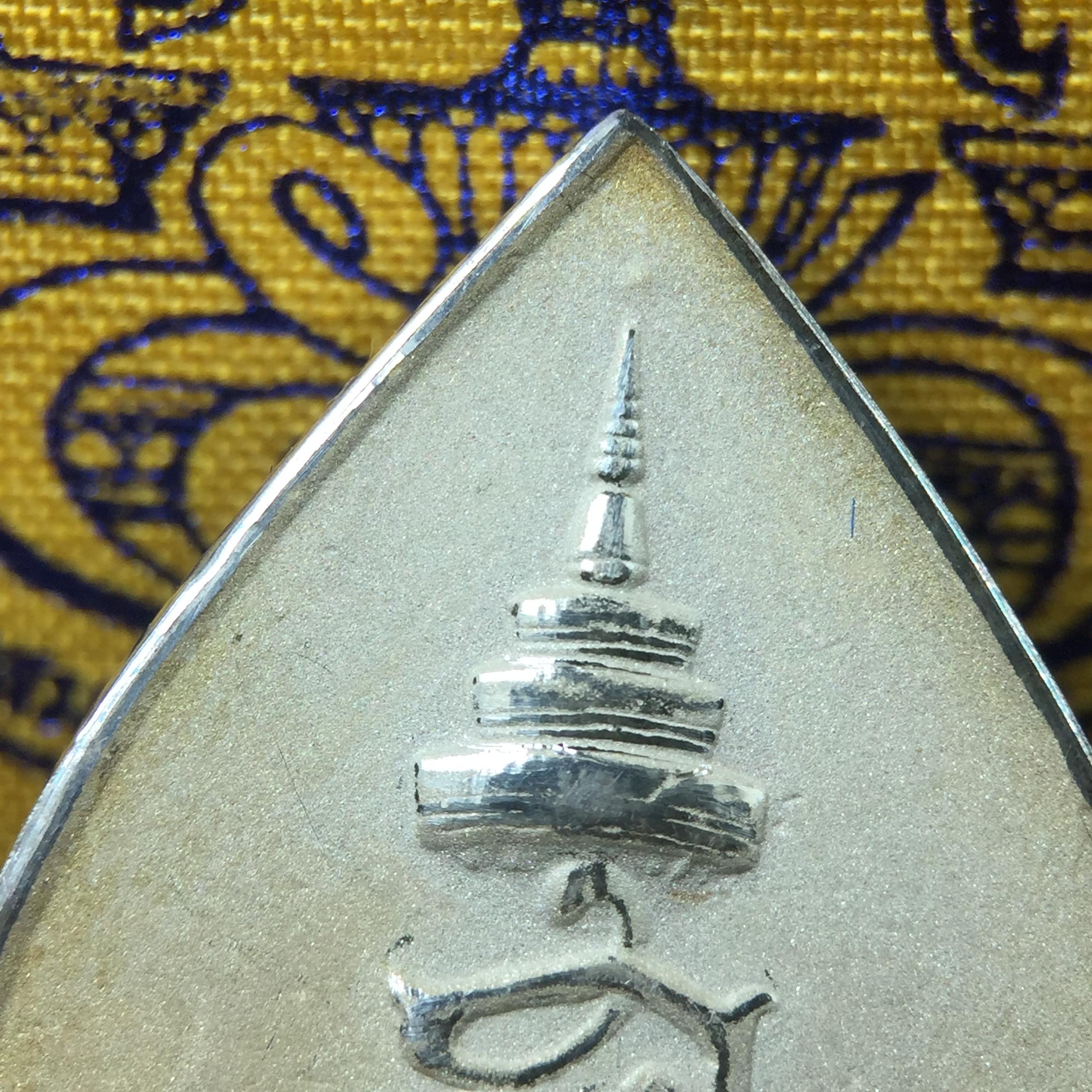 เหรียญพระพิฆเนศวร ญสส. ชุดกาญจนาภิเษกครองราชย์ 50 ปี พุทธศักราช 2538 พิมพ์ใหญ่(2.9 ซม.) เนื้อเงินผิวเดิมขึ้นสีรุ้งงดงามธรรมชาติสร้างสรรค์ สภาพสวยเดิมพร้อมกล่องบรรจุเดิม ตอกโค๊ดหมายเลขกำกับ(1ใน 5539องค์)