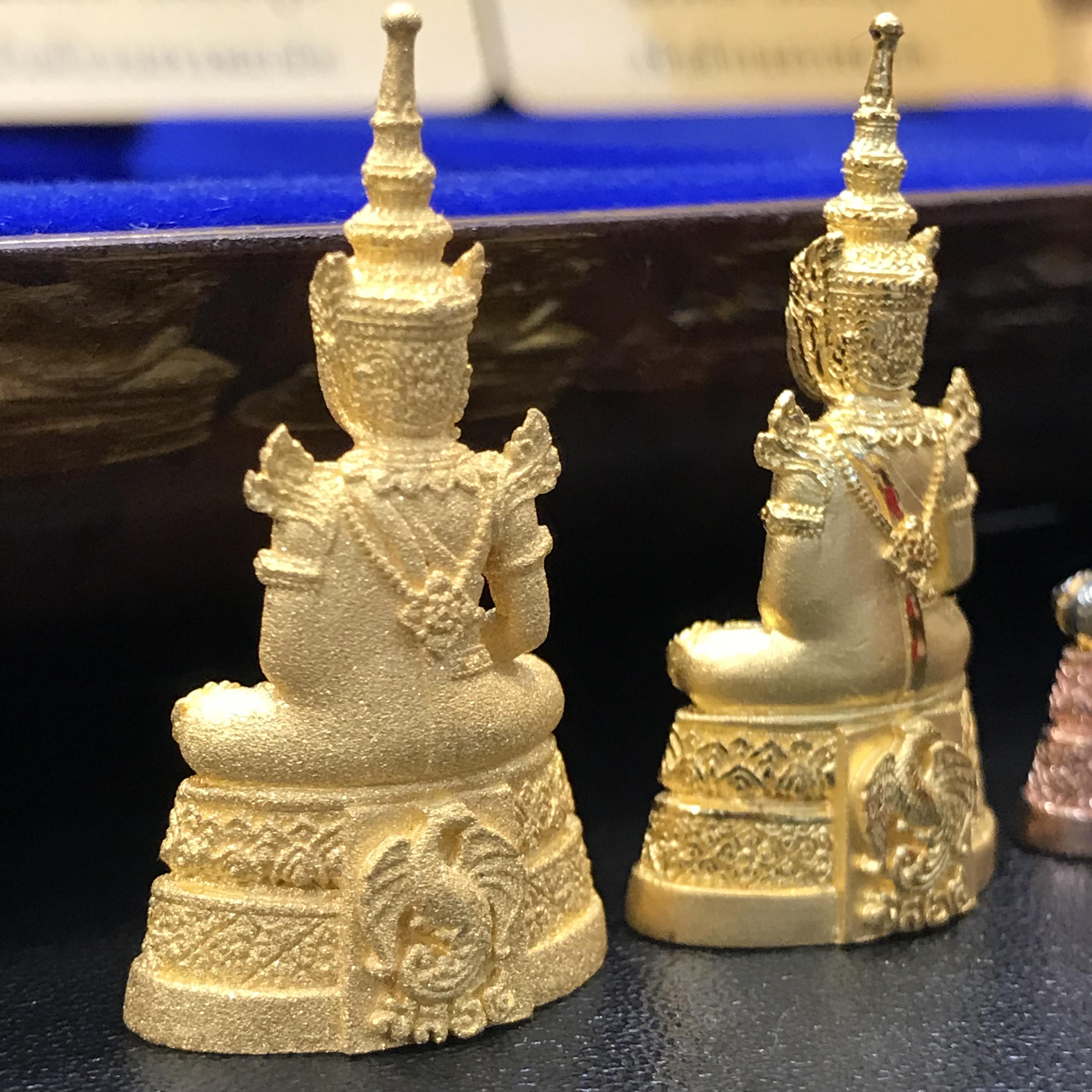 พระแก้วมรกต กรมสรรพสามิตจัดสร้างขึ้นเนื่องในโอกาสครบรอบ 64 ปีของกรมสรรพสามิต และเนื่องในวโรกาสที่พระบาทสมเด็จพระเจ้าอยู่หัวทรงครองราชย์ครบ 50 ปีในปีกาญจนาภิเษก เมื่อ พ.ศ.2539 ชุดทองคำ(1ใน2000ชุด)