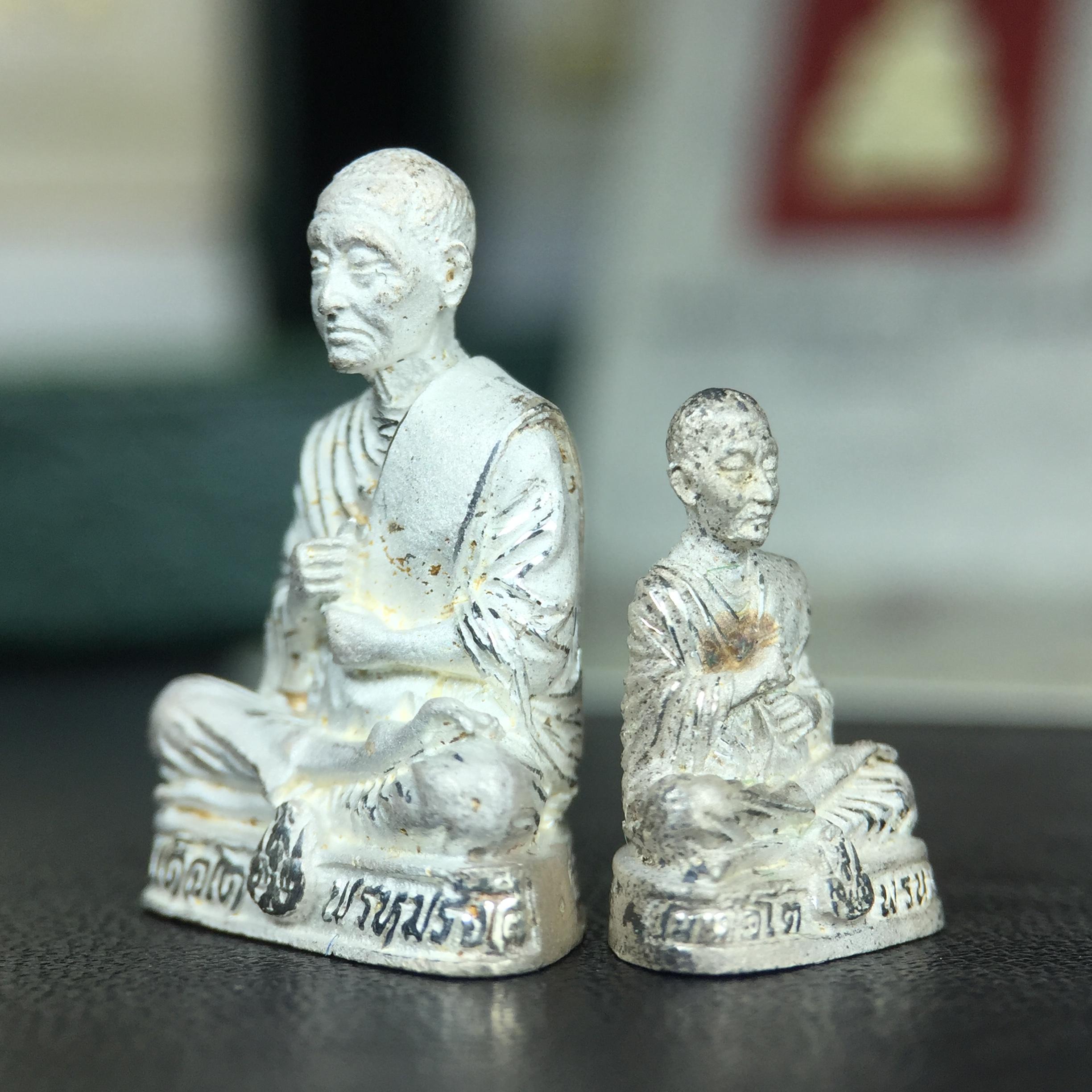 รูปเหมือนลอยองค์ สมเด็จพระพุฒาจารย์ (โต พรหมรังสี)เนื้อเงินบริสุทธิ์ 99.9% แบบทรายนวลขัดเงาบางส่วน (พิมพ์ใหญ่+พิมพ์เล็ก) วัดใหม่อมตรส บางขุนพรหม ปี2540 รุ่นกาญจนาภิเษก จัดสร้างในวโรกาสที่รัชกาลที่ 9 ทรงครองสิริราชสมบัติ ครบ 50ปี พร้อมกล่องใบรับรองเดิมครบ