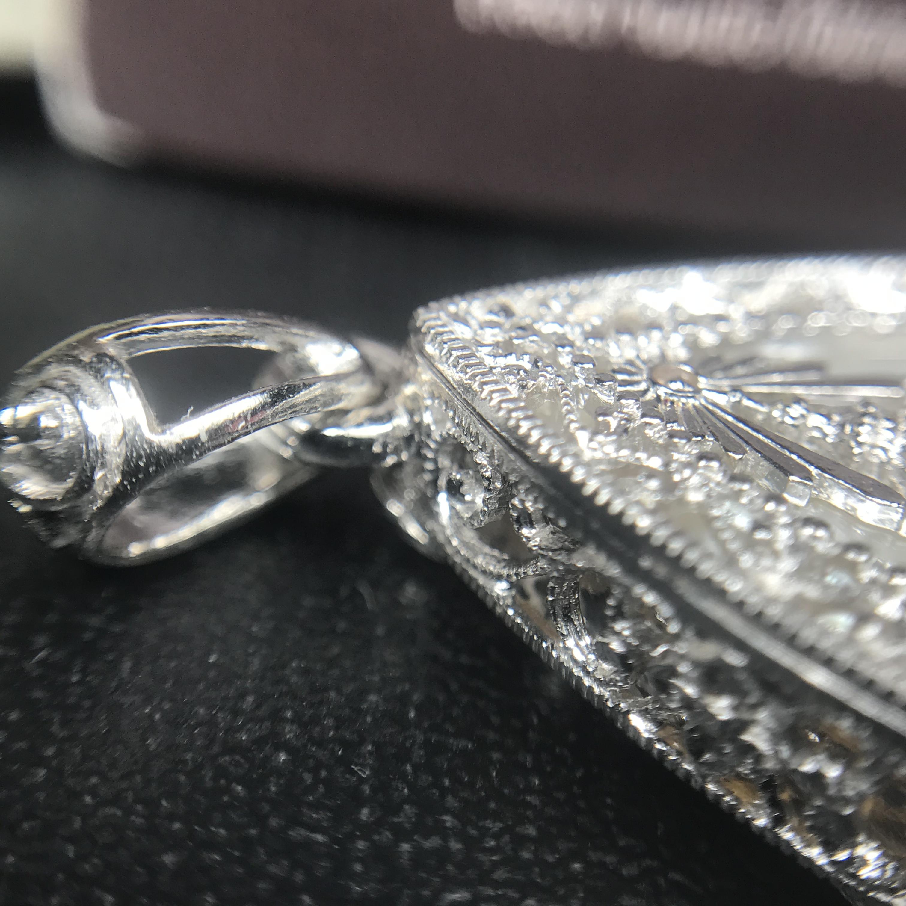 พระพุทธชินราช ภปร. โครงการ "เพราะแผ่นดินนี้ คือ แผ่นดินเกิด" ปี2548(รุ่นแรก) เหรียญทรงใบโพธิ์ ขนาด 21 x 29 มม. เนื้อเงินสามกษัตริย์ องค์พระชุบสามกษัตริย์ ล้อมด้วยกรอบเงินชุบทองคำขาวสลักเสลาเป็นลวดลายละเอียดอ่อน ส่วนพื้นองค์พระเป็นเปลือกหอยมุข