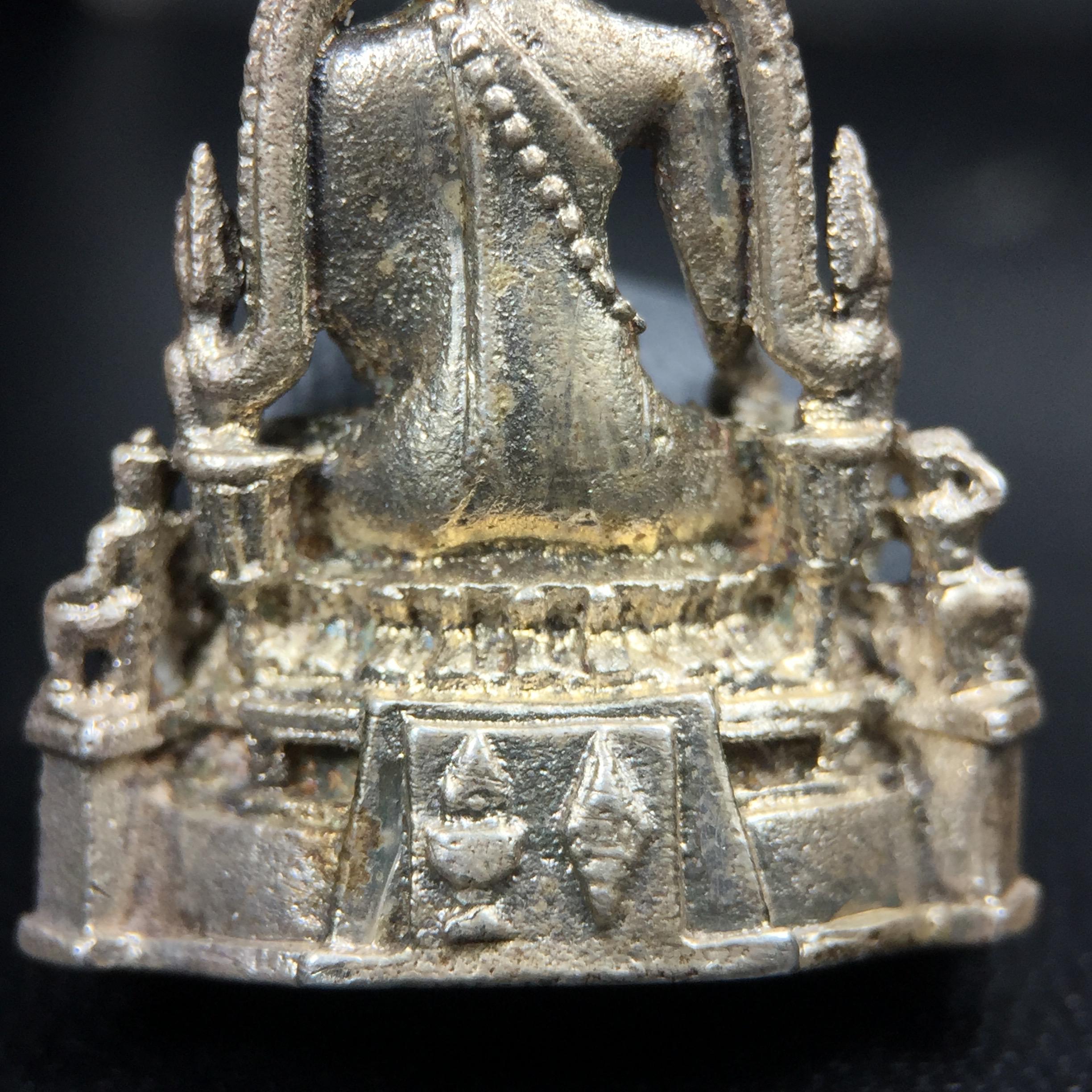 พระกริ่งพุทธชินราช รุ่นพระมาลาเบี่ยง ปี พ.ศ.2520 (รุ่นแรก รุ่นเดียว) วัดพระศรีรัตนมหาธาตุ พิษณุโลก ปี 2520 พิมพ์ใหญ่เนื้อเงิน(ผิวเดิมสวยติดรุ้งนิดๆผิวขึ้นน้ำทองสวยมีเสน่ห์ตามกาลเวลา)พิธีใหญ่ เกจิในยุคร่วมเสกมากมาย(องค์หมายเลขสวย เลขเบิ้น เลขคู่ ๕๕๓๓)