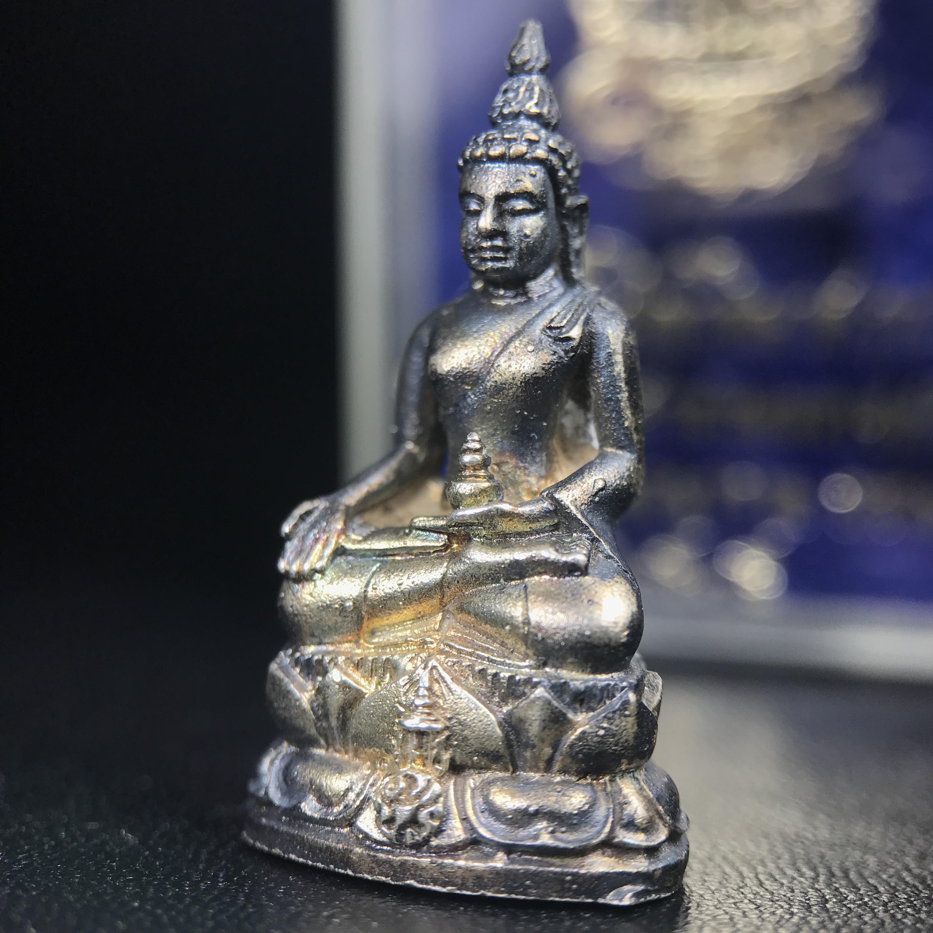 พระกริ่งไพรีพินาศ ภปร. รุ่นแรกของประเทศไทย วัดปทุมวนาราม ปี 2535 เนื้อเงิน(ผิวเดิม ผิวขึ้นรุ้งทั่วองค์ สวย งดงาม)(เข้มขลังทรงอานุภาพยิ่งใหญ่ กำราบศัตรูพ่ายสิ้น) ขนาดสูง 3 ซม. พร้อมกล่องบรรจุเดิมครบสมบูรณ์ (ในหลวงรัชกาลที่9เสด็จเททอง)(1ใน3000องค์)นิยมหายาก