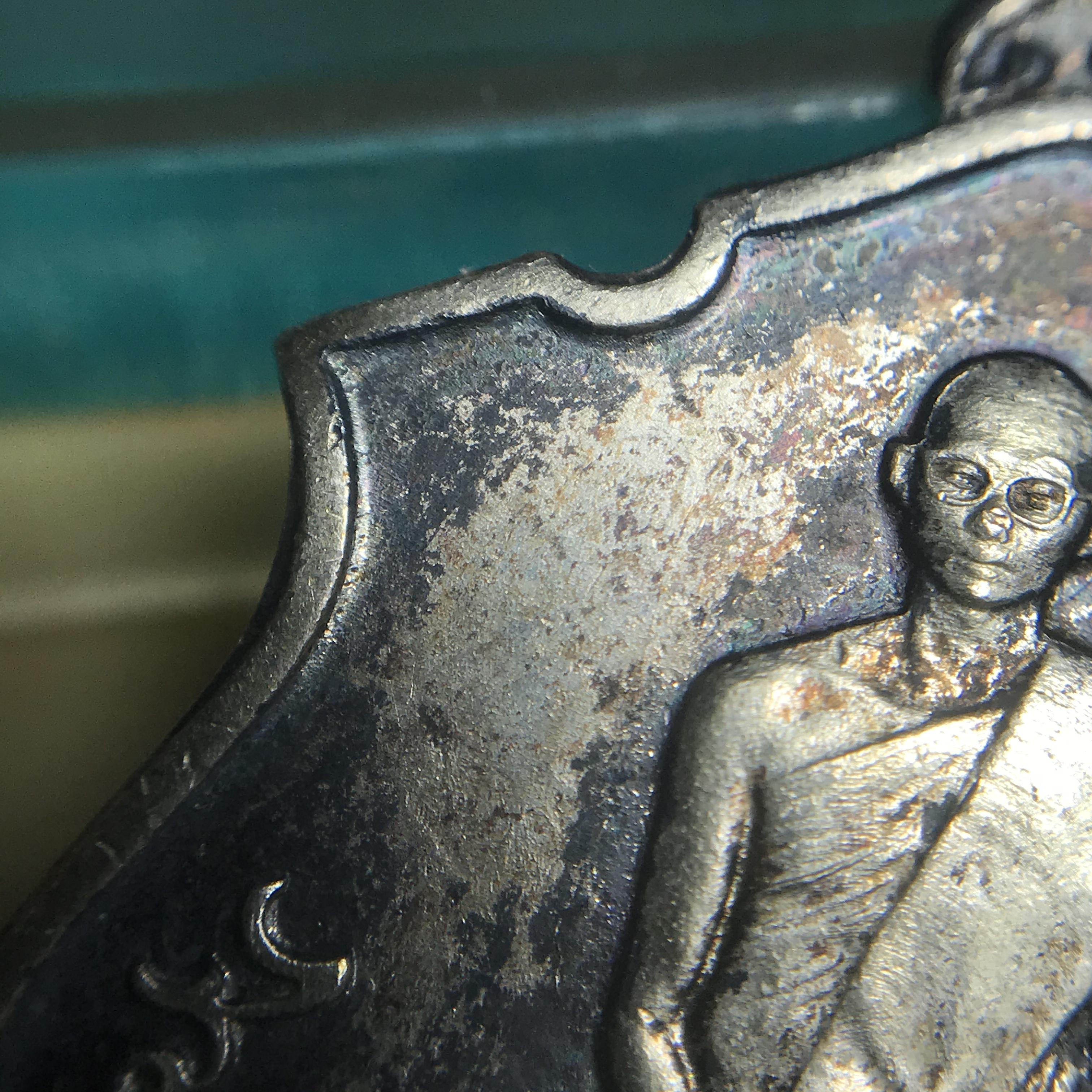 เหรียญในหลวงทรงผนวช กองทัพภาคที่3 ปี2517 เนื้อเงิน(ในหลวงรัชกาลที่9เสด็จในพิธี)(คัดสภาพสวย ผิวเดิม เส้นวงเดือนวิ่งคมชัด สวยมาก)(1ใน2000เหรียญ)