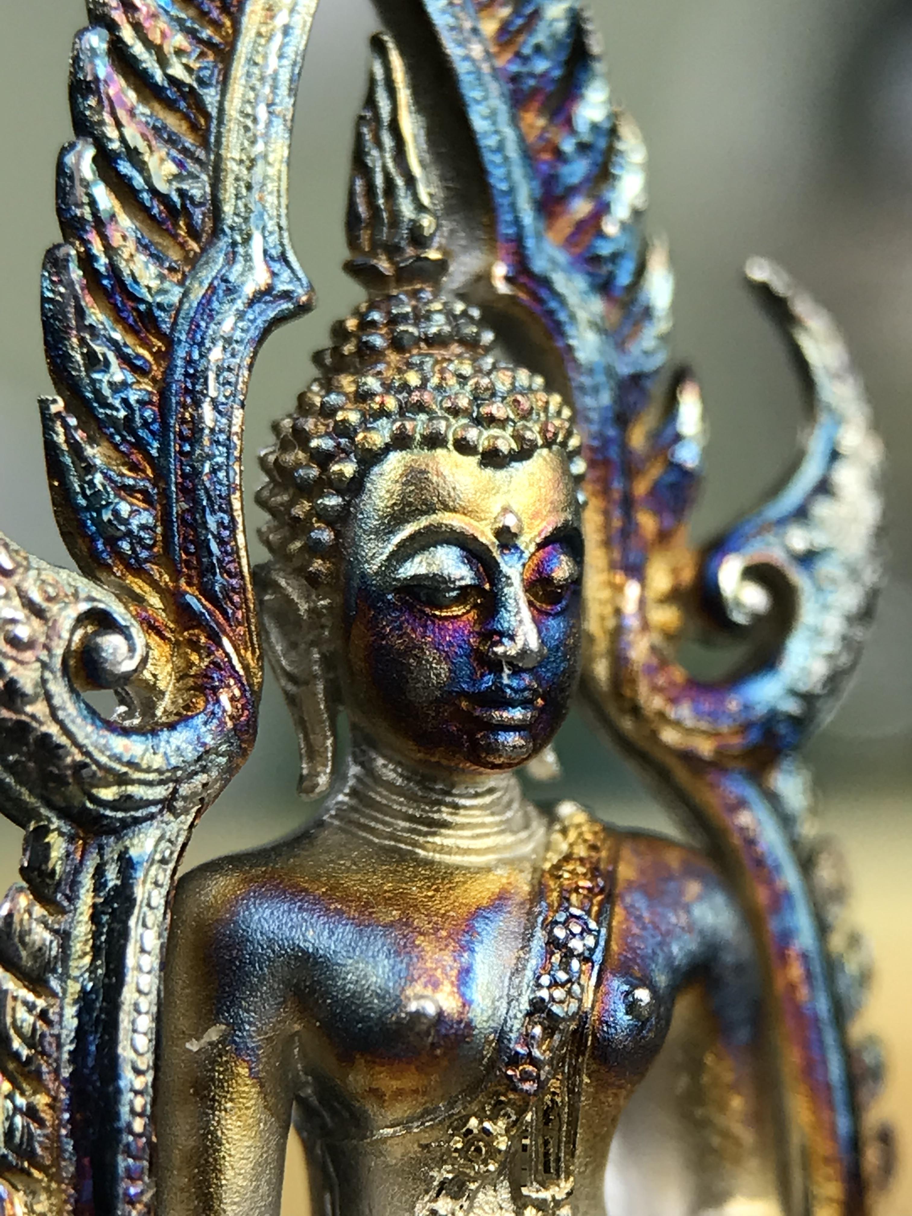 พระพุทธชินราช ภปร. 84 พรรษา ปี 2554 พิมพ์กลางขนาดหน้าตัก 1/2 นิ้ว(สูง 3.8 ซม.) เนื้อเงินชุบทองคำขาว(สภาพผิวเดิมสวย ขึ้นสีรุ้งธรรมชาติ แบบนิยม สวยมาก) (พระราชทานมวลสาร จิตรลดาและเส้นพระเจ้า(เส้นผม)รัชกาลที่9)พุทธศิลป์ทรงคุณค่าอีกหนึ่งรุ่นยอดนิยม