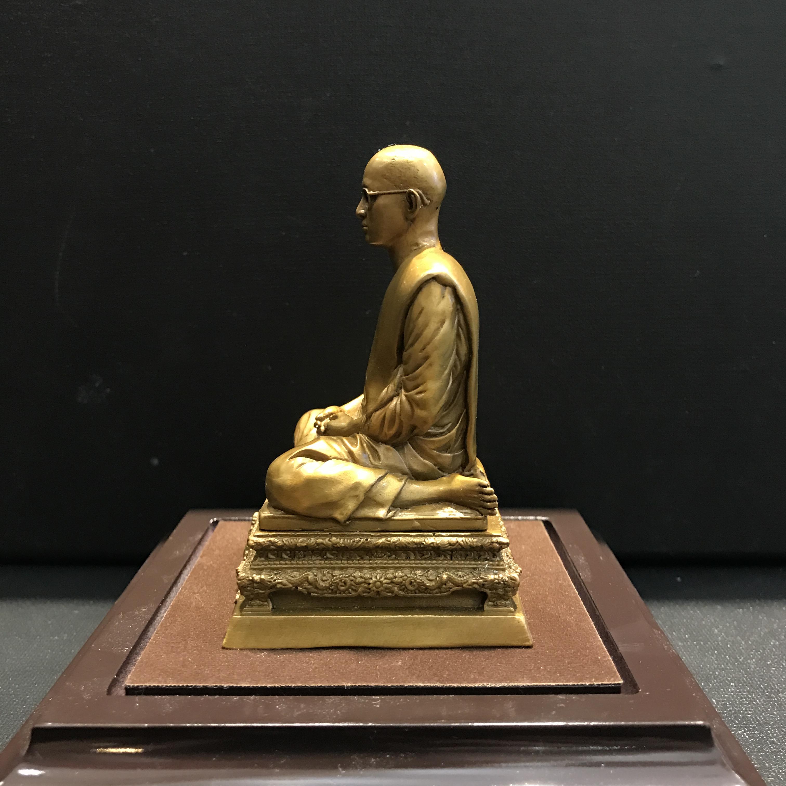 พระบรมรูปพระบาทสมเด็จพระเจ้าอยู่หัวทรงผนวช กำลังแผ่นดิน ปี2554