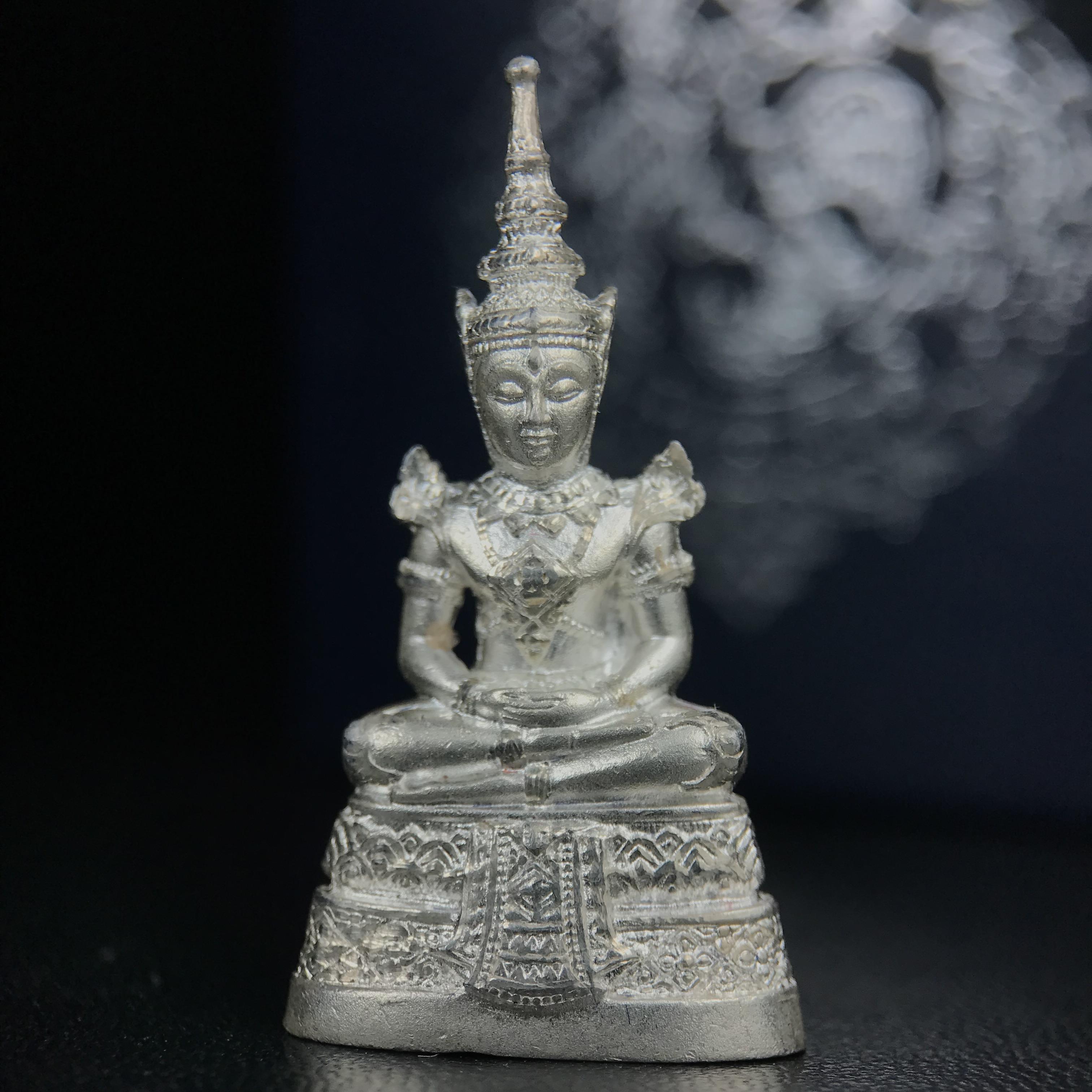 พระแก้วมรกต กรมสรรพสามิตจัดสร้างขึ้นเนื่องในโอกาสครบรอบ 64 ปีของกรมสรรพสามิต และเนื่องในวโรกาสที่พระบาทสมเด็จพระเจ้าอยู่หัวรัชกาลที่ 9 ทรงครองราชย์ครบ50ปีเมื่อ พ.ศ.2539 เนื้อเงินทรายนวลขัดเงา พร้อมกล่องบรรจุเดิมสวยครบสมบูรณ์