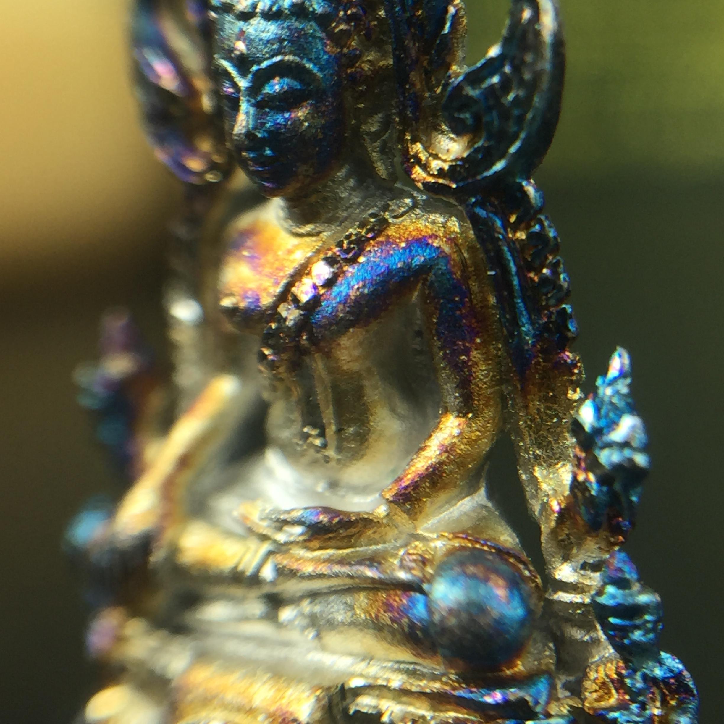 พระพุทธชินราช(จำลอง) ภปร. 84 พรรษา เนื้อเงินชุบทองคำขาว พิมพ์เล็กขนาดหน้าตัก 1/4 นิ้ว (สภาพผิวเดิมสวย ขึ้นสีรุ้งธรรมชาติ แบบนิยม)(พระราชทานมวลสาร จิตรลดาและเส้นพระเจ้า(เส้นผม))