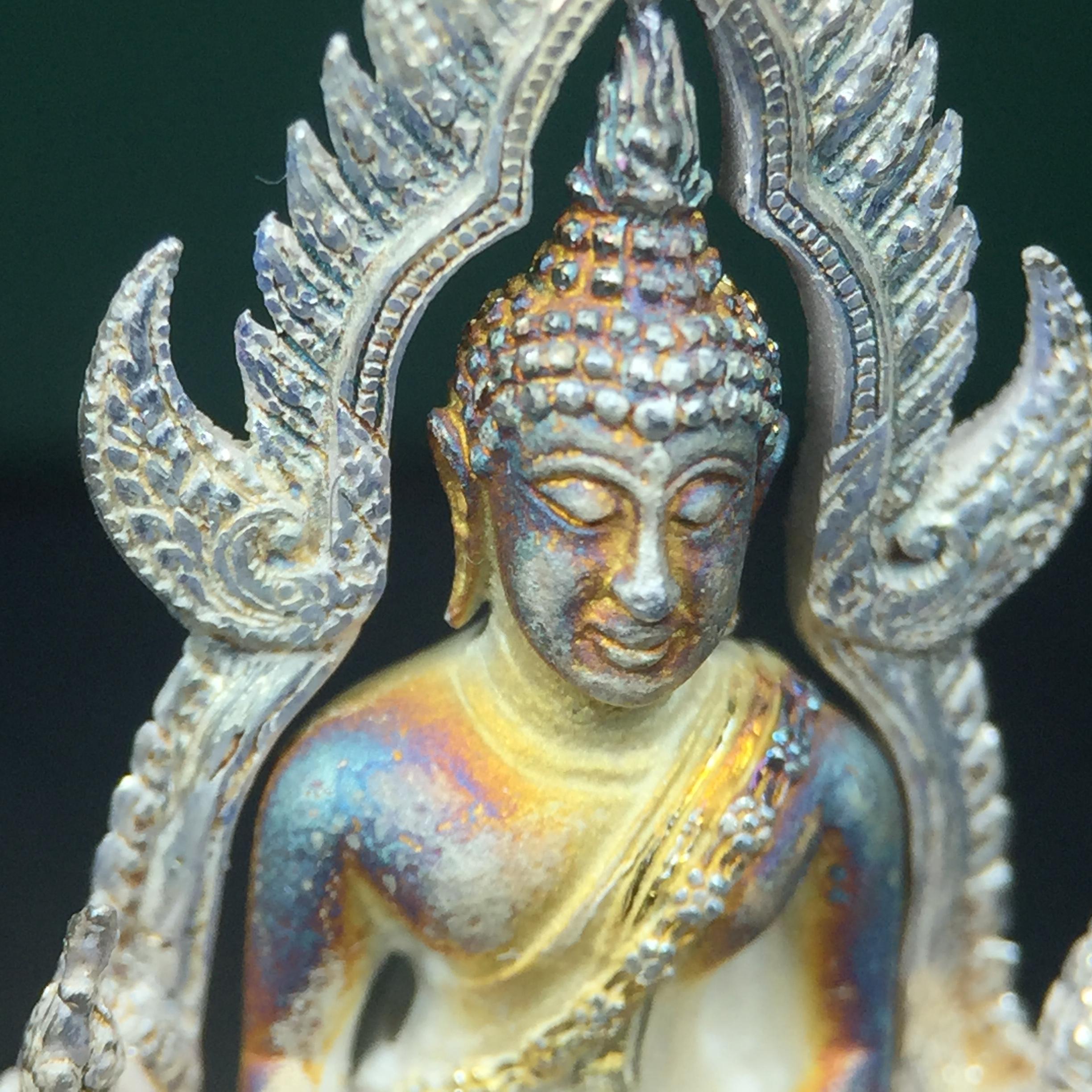 พระพุทธชินราช รุ่นมหาลาภ พิธีพุทธาภิเษกวัดพระศรีรัตนมหาธาตุวรมหาวิหาร จ.พิษณุโลก ปี 2540 เนื้อเงินบริสุทธิ์ 99.9% (นวลเงา)(สภาพผิวเดิมขึ้นสีรุ้ง สวยมากๆเสน่ห์พระเนื้อเงิน สีสันที่ธรรมชาติสรรค์สร้าง) พร้อมกล่องบรรจุเดิม (องค์หมายเลข 11411)(เลขกระจก)นิยม