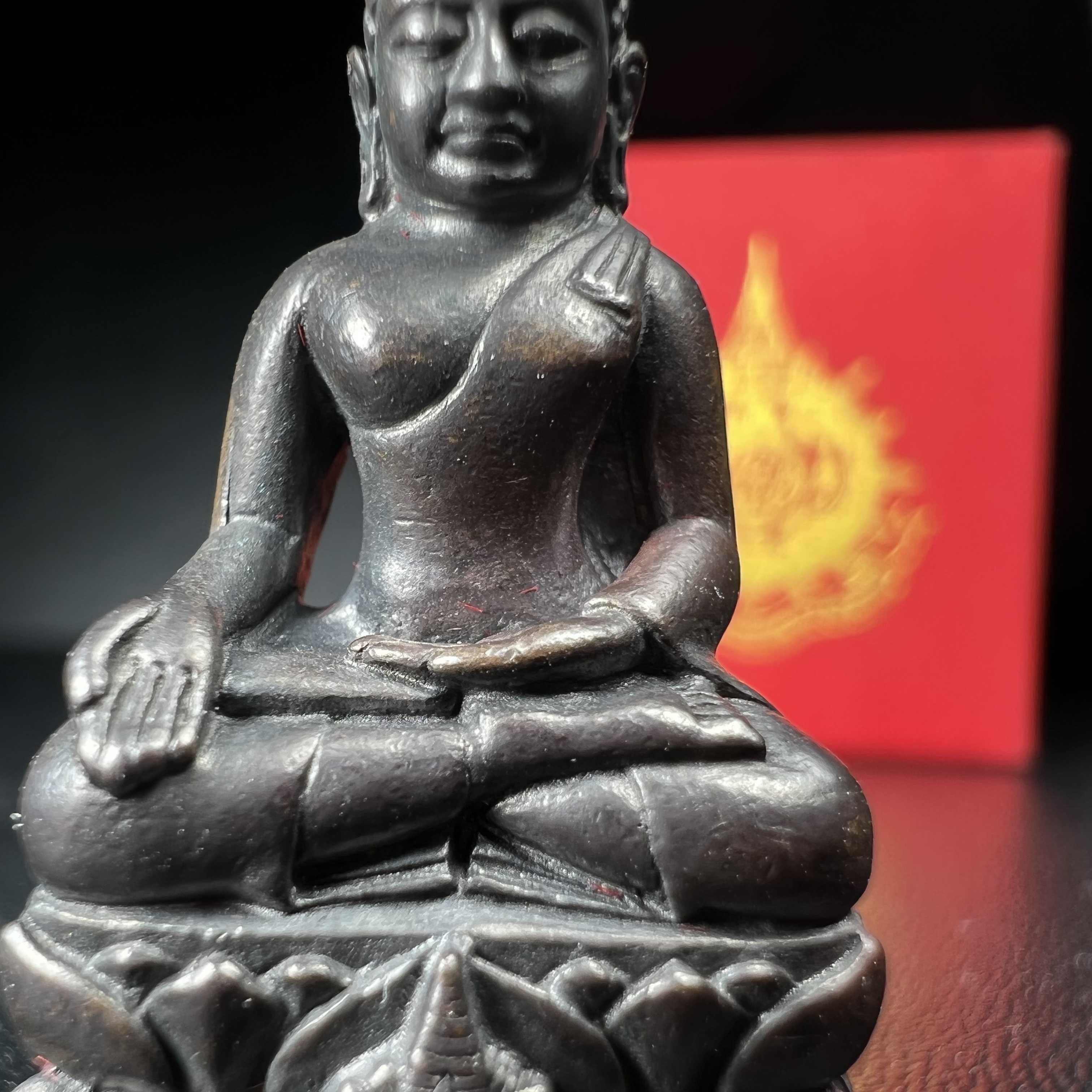 พระกริ่งไพรีพินาศ เฉลิมพระเกียรติ พระบาทสมเด็จพระเจ้าอยู่หัวรัชกาลที่9 พระชนมพรรษา 6 รอบ ปี2542 เนื้อนวโลหะผสมทองคำ(บรรจุเหล็กไหล)ดีนอก-ดีใน