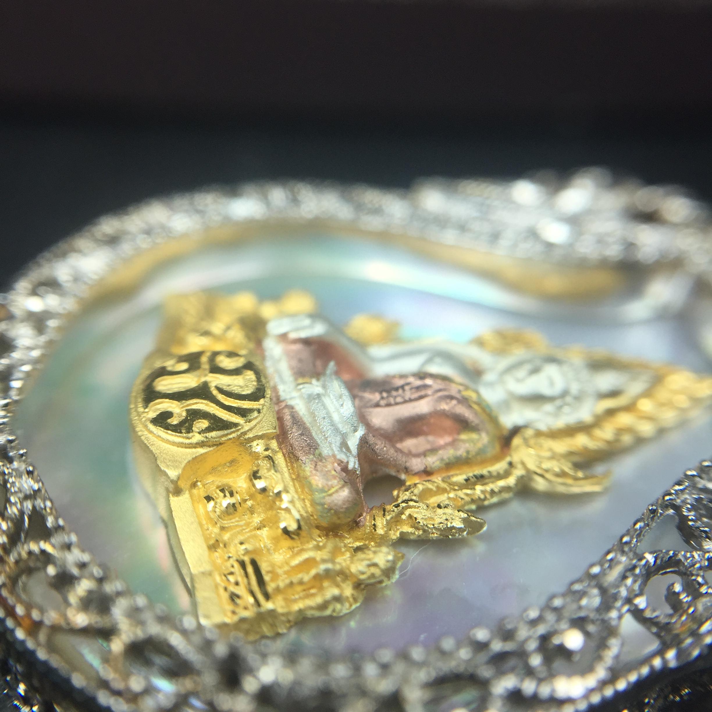 พระพุทธชินราช ภปร. โครงการ "เพราะแผ่นดินนี้ คือ แผ่นดินเกิด" ปี2548(รุ่นแรก) เหรียญทรงเสมา ขนาด 21 x 29 มม.เนื้อเงินสามกษัตริย์ องค์พระชุบสามกษัตริย์ ล้อมด้วยกรอบเงินชุบทองคำขาวสลักเสลาเป็นลวดลายละเอียดอ่อน ส่วนพื้นองค์พระเป็นเปลือกหอยมุขงดงาม